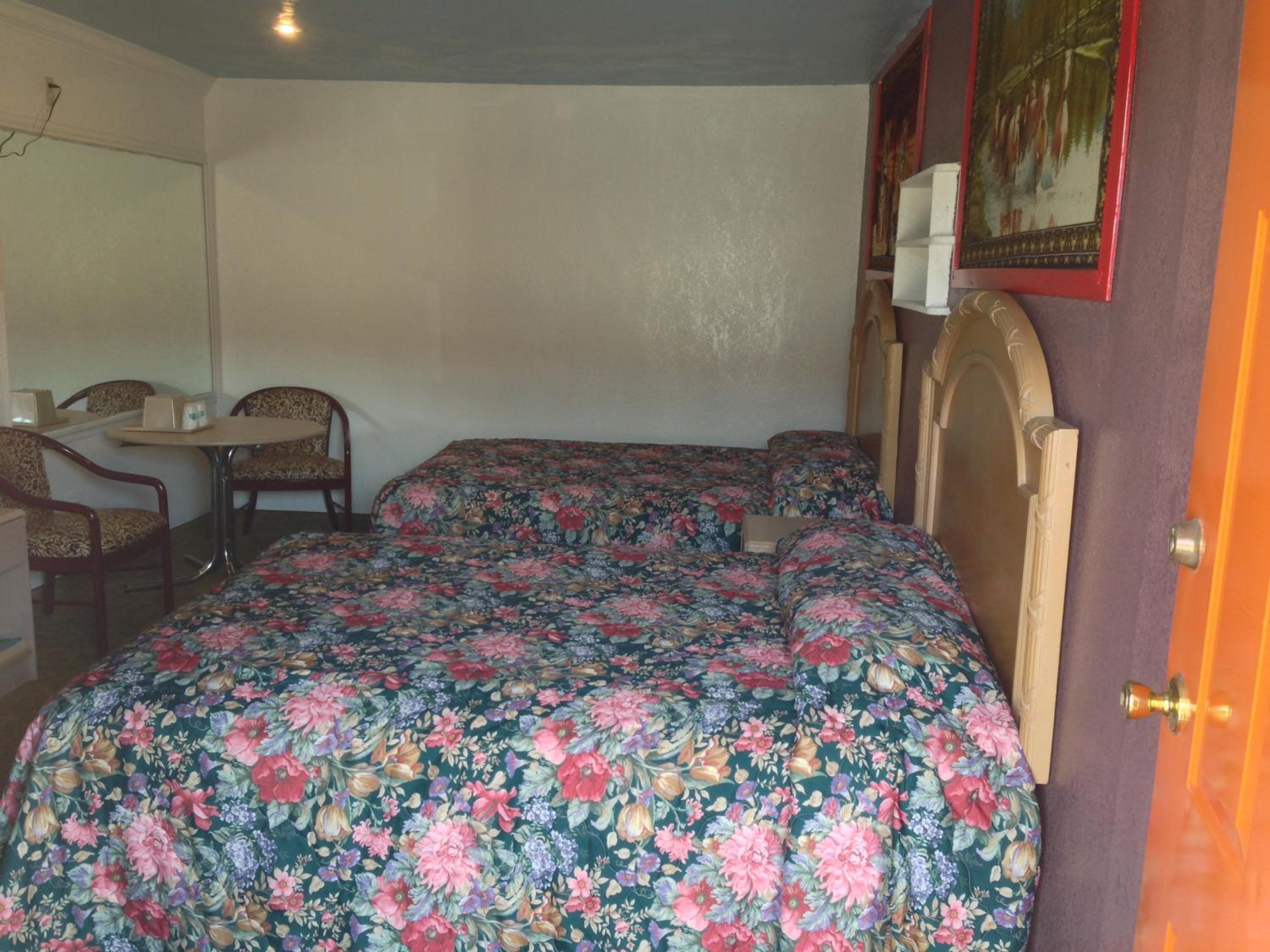 Queen Room with Two Queen Beds - Photo 11