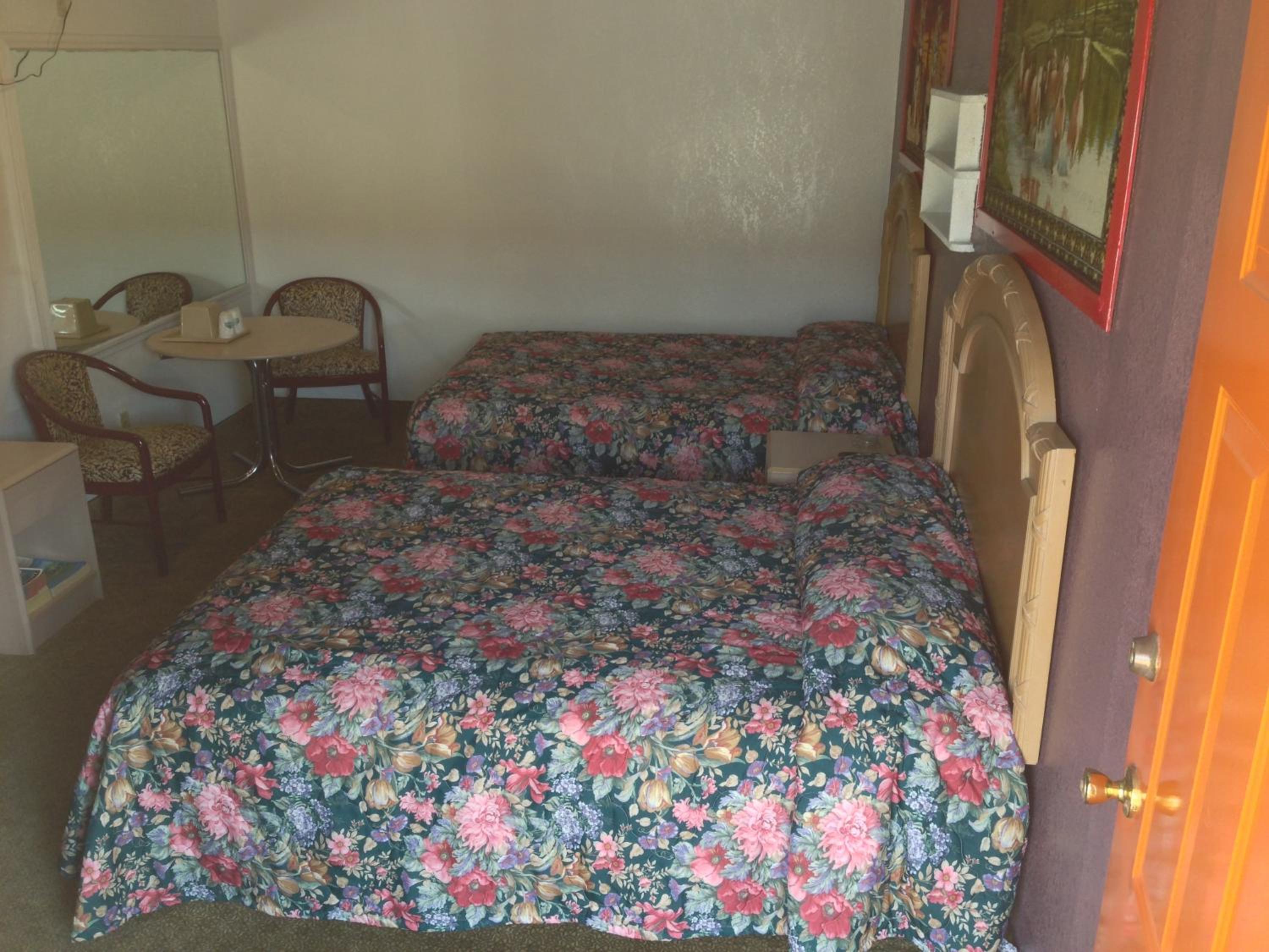 Queen Room with Two Queen Beds - Photo 12