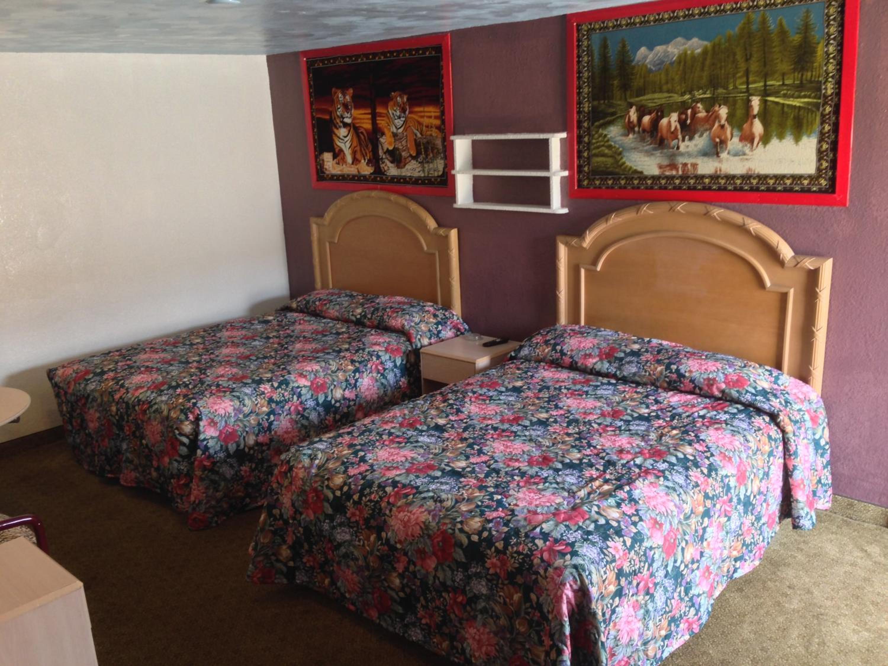Queen Room with Two Queen Beds - Photo 23