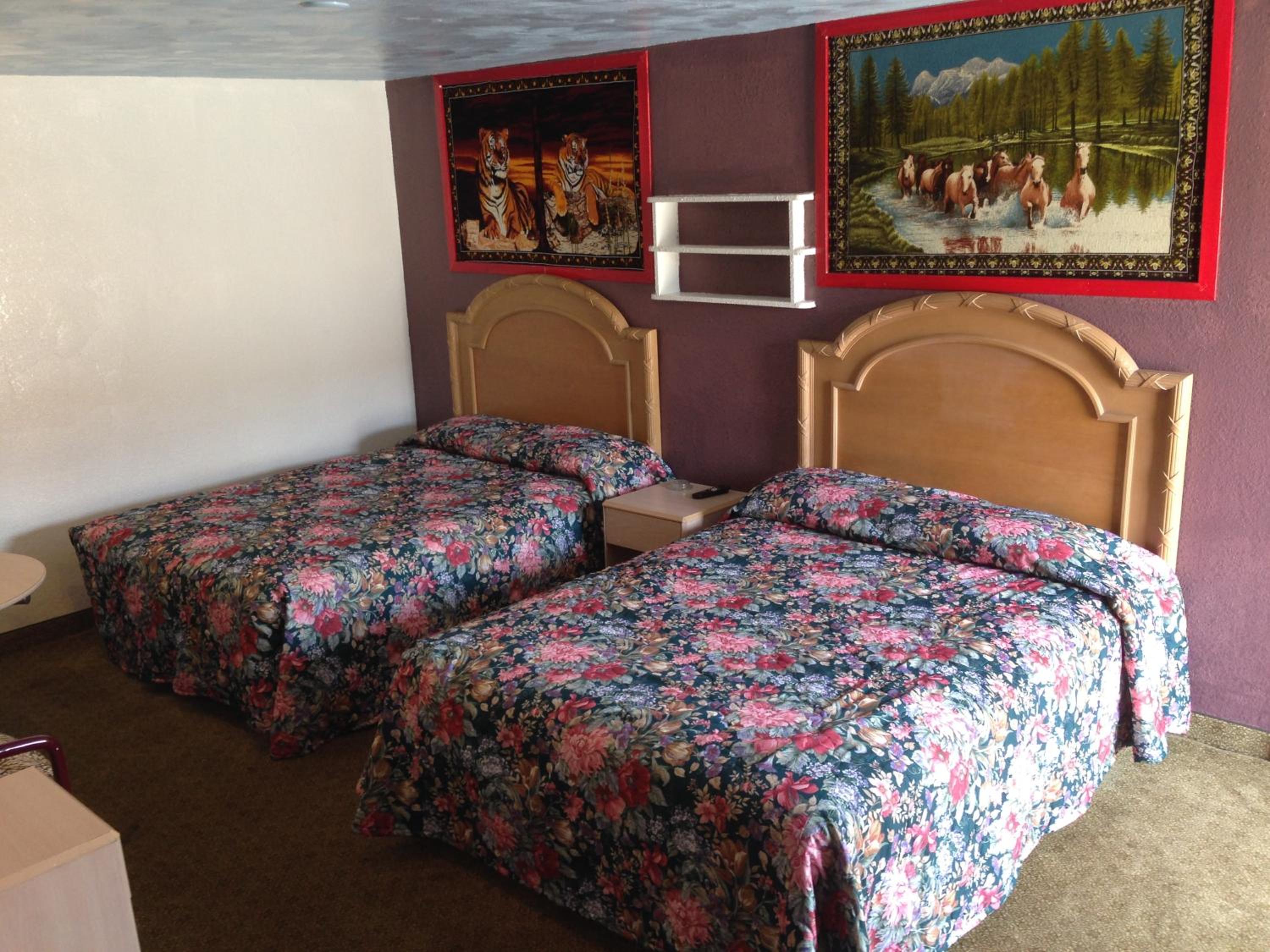 Queen Room with Two Queen Beds - Photo 14