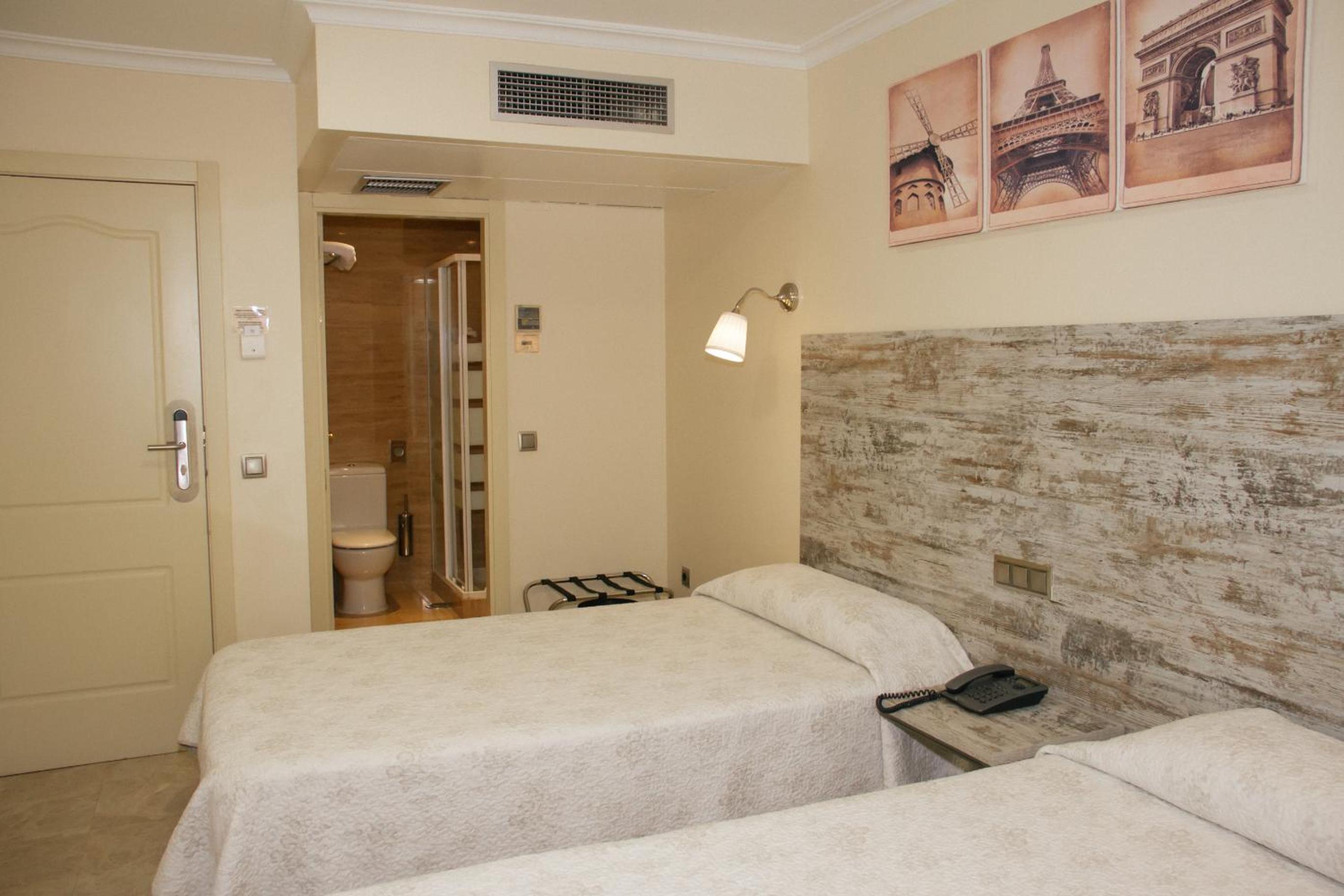 Twin Room - Photo 3