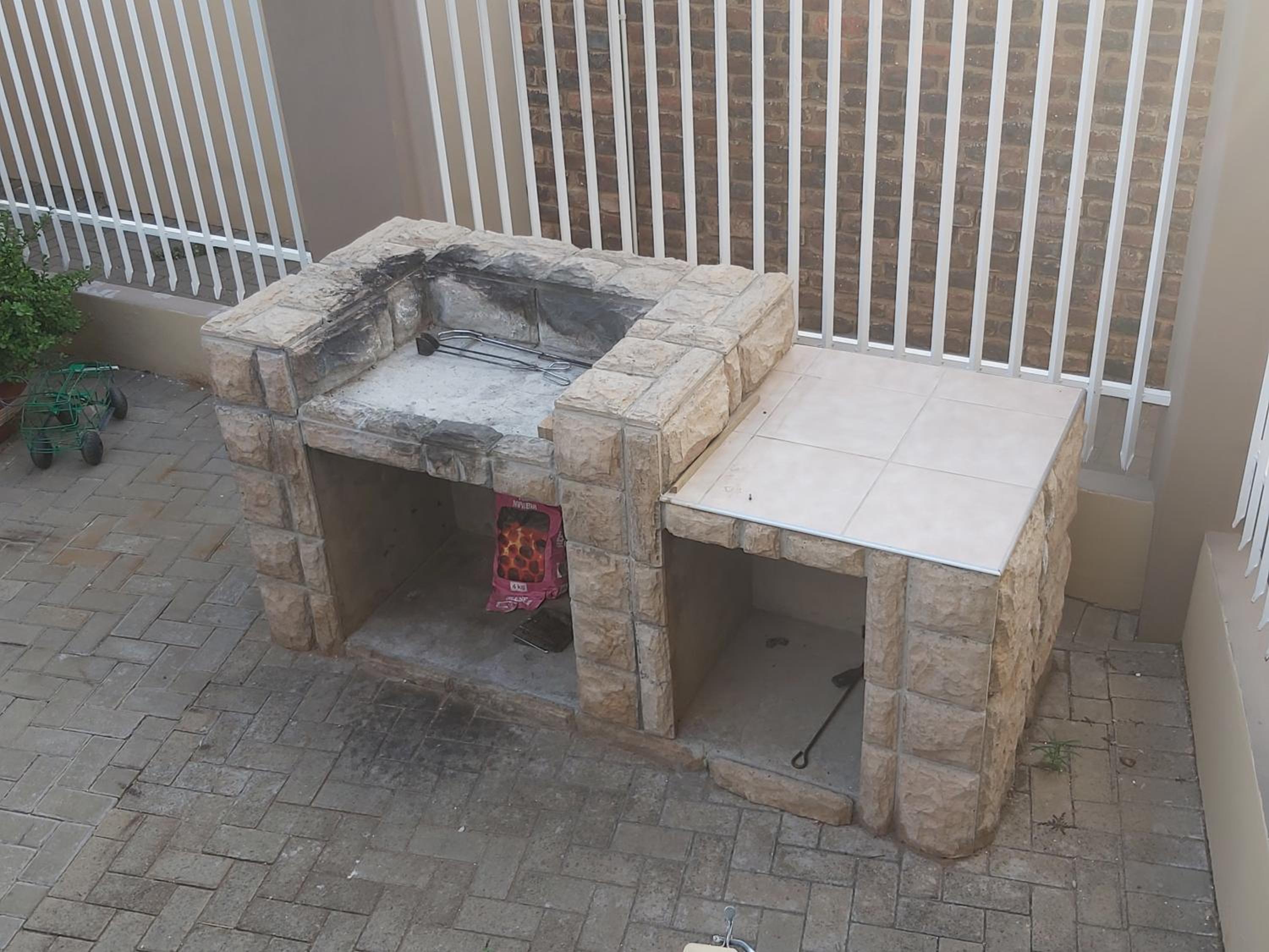 Apartment with Balcony - Photo 2