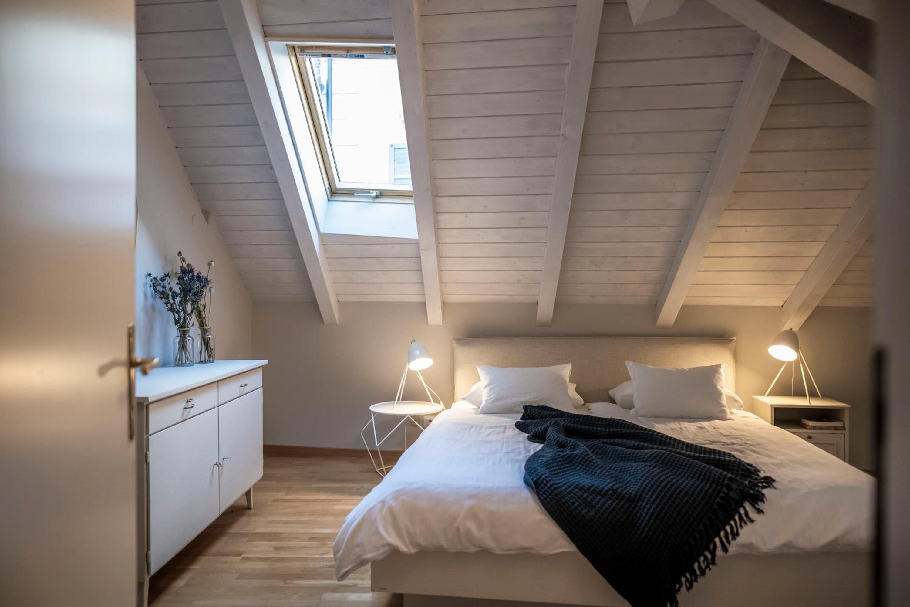 Large One-Bedroom Apartment - Photo 11