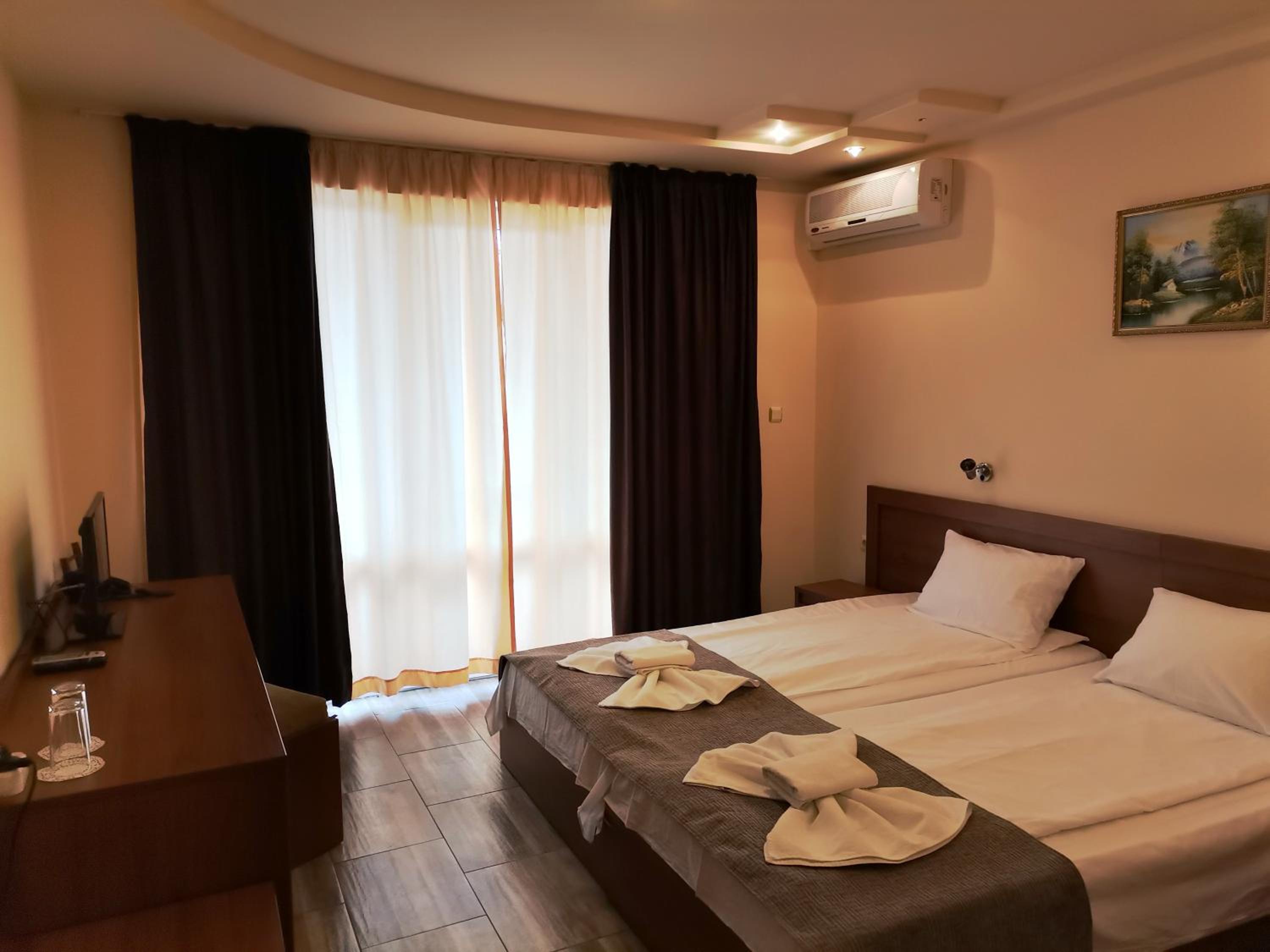 Double or Twin Room with Extra Bed photo 2