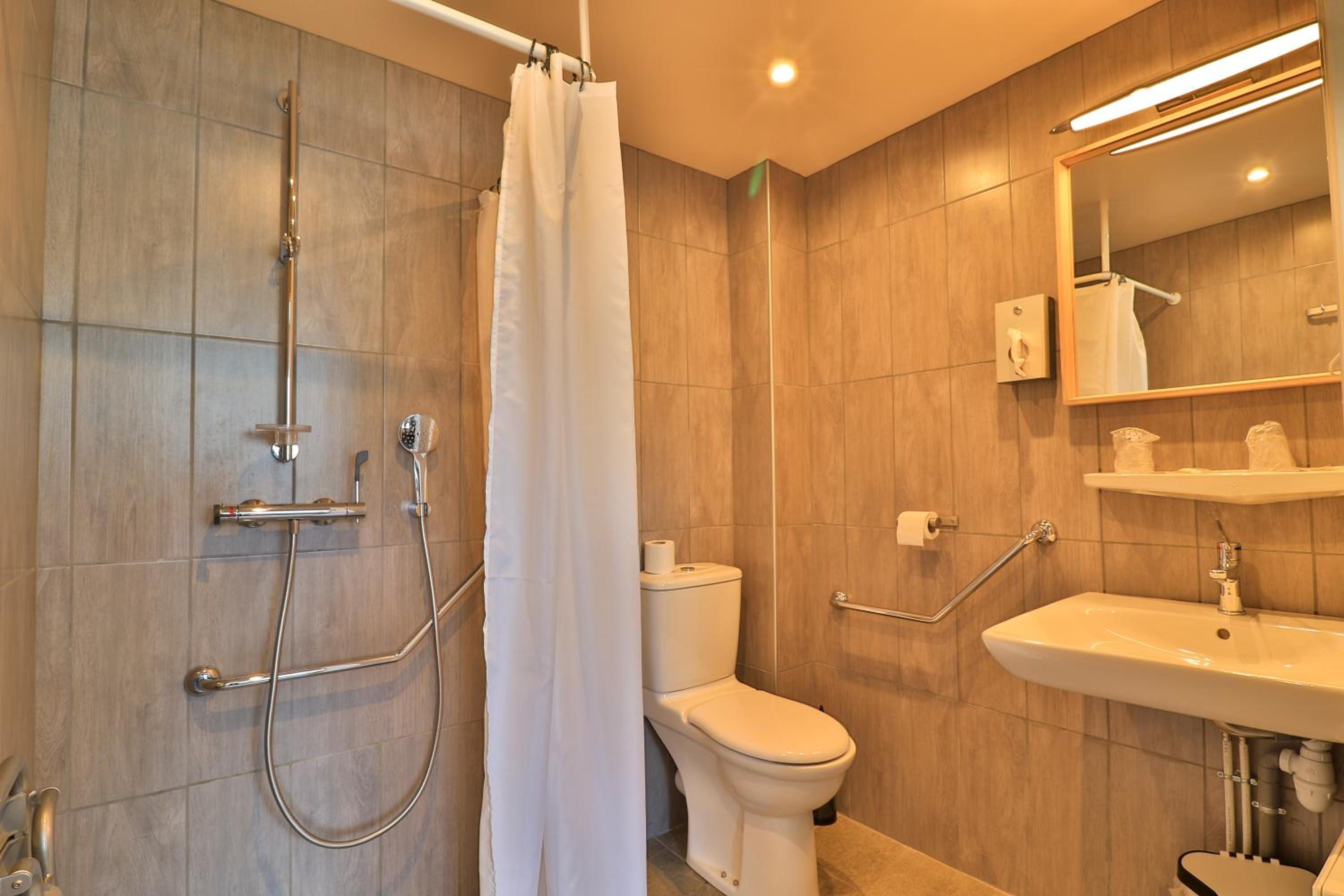 King Room with Roll-In Shower - Disability Access - Photo 3