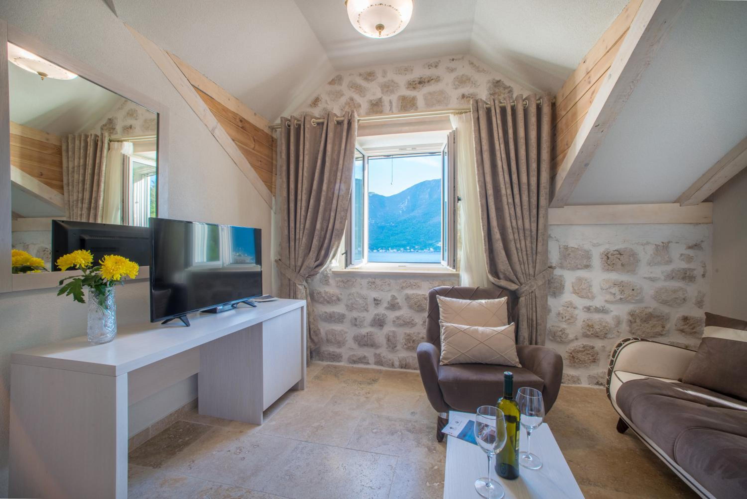 Premium Apartment with Sea View - Photo 1