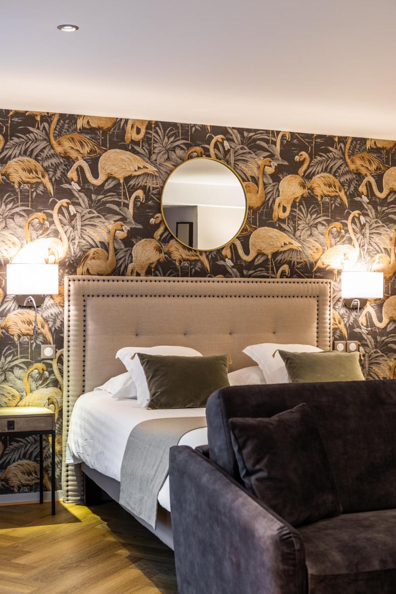 Large Suite - Photo 5