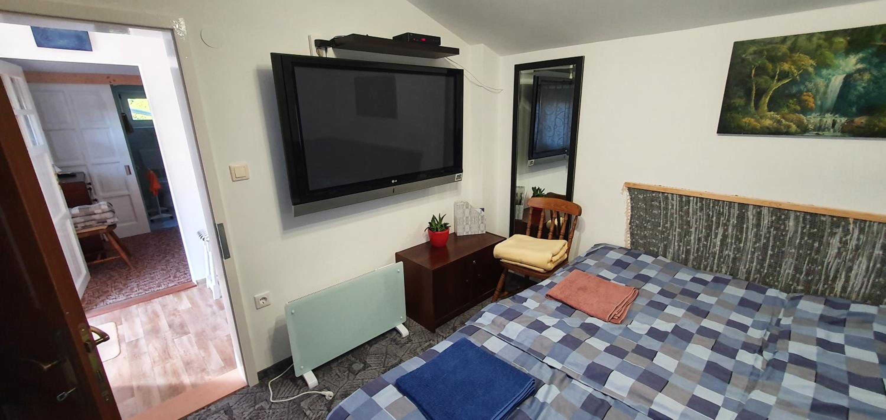 One-Bedroom Apartment photo 1