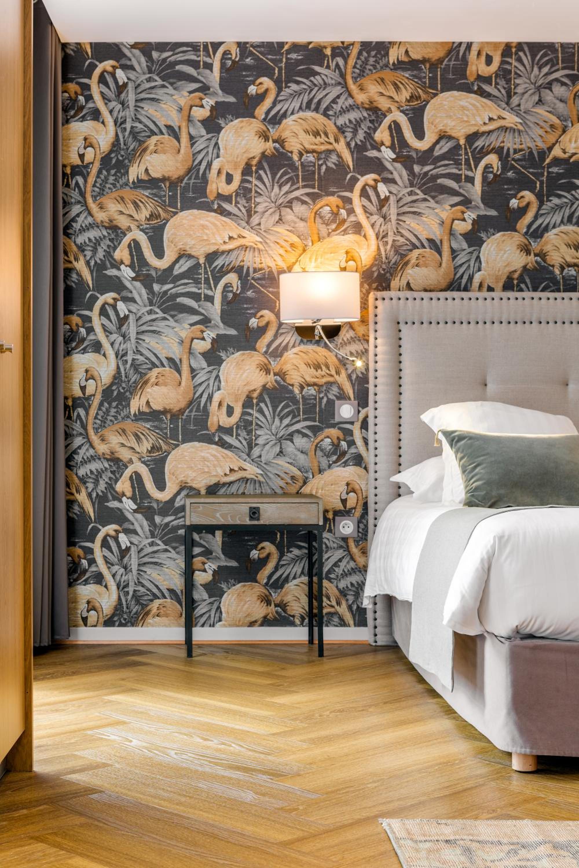 Large Suite - Photo 3