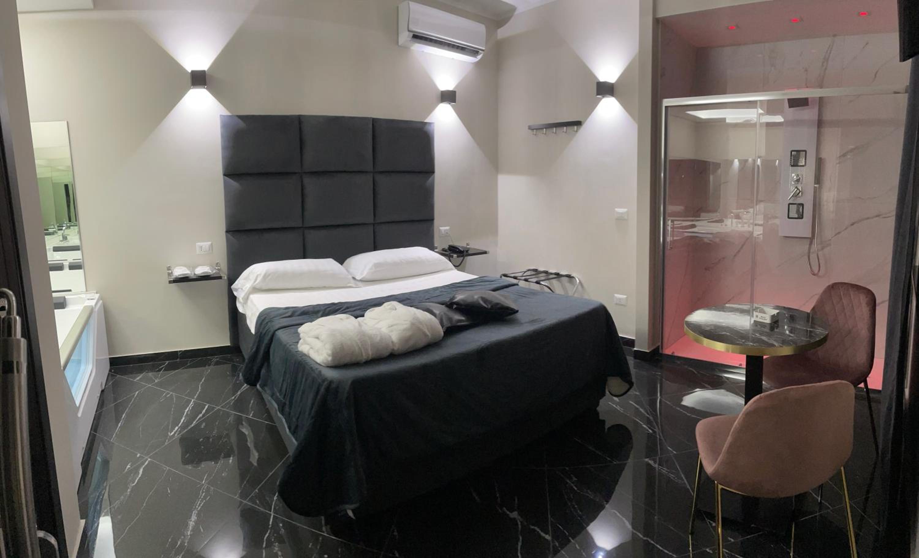 Suite with Hot Tub - Photo 2