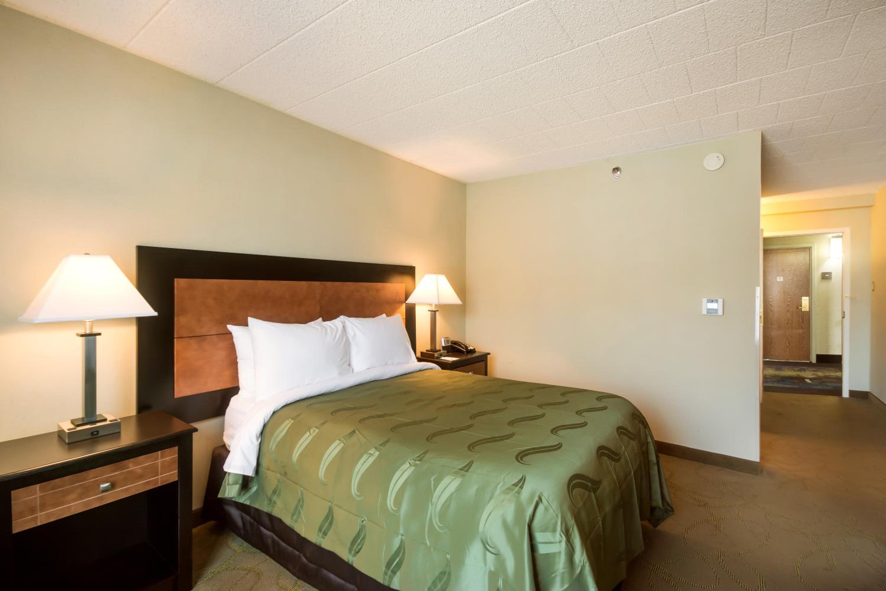 Efficiency Double Room - Accessible/Non-Smoking photo 3