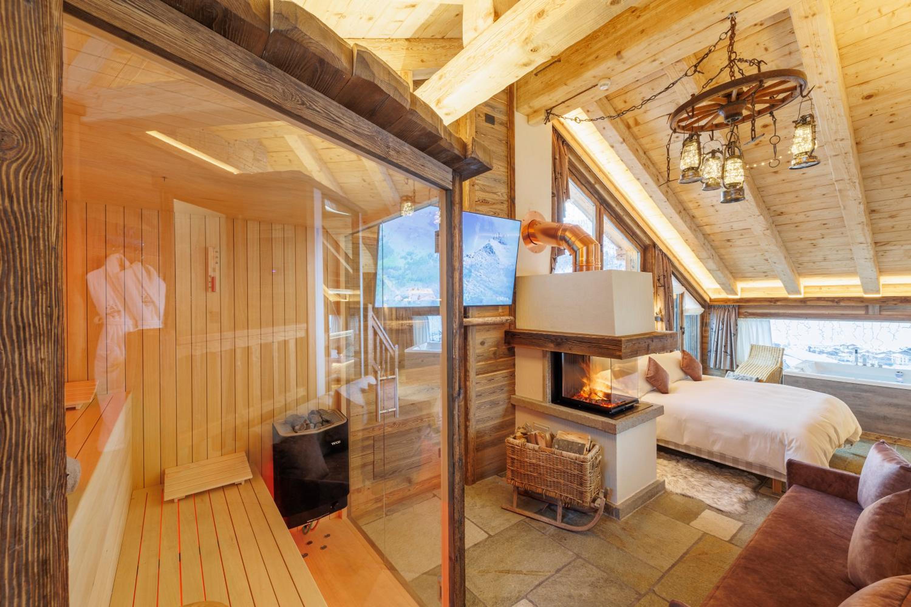 Deluxe Suite with Spa Bath photo 2