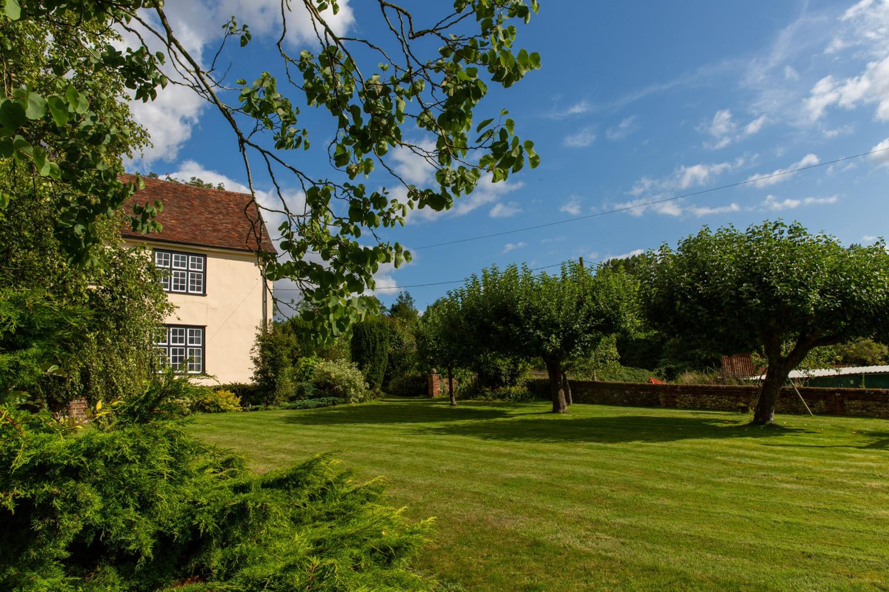Six-Bedroom House photo 3