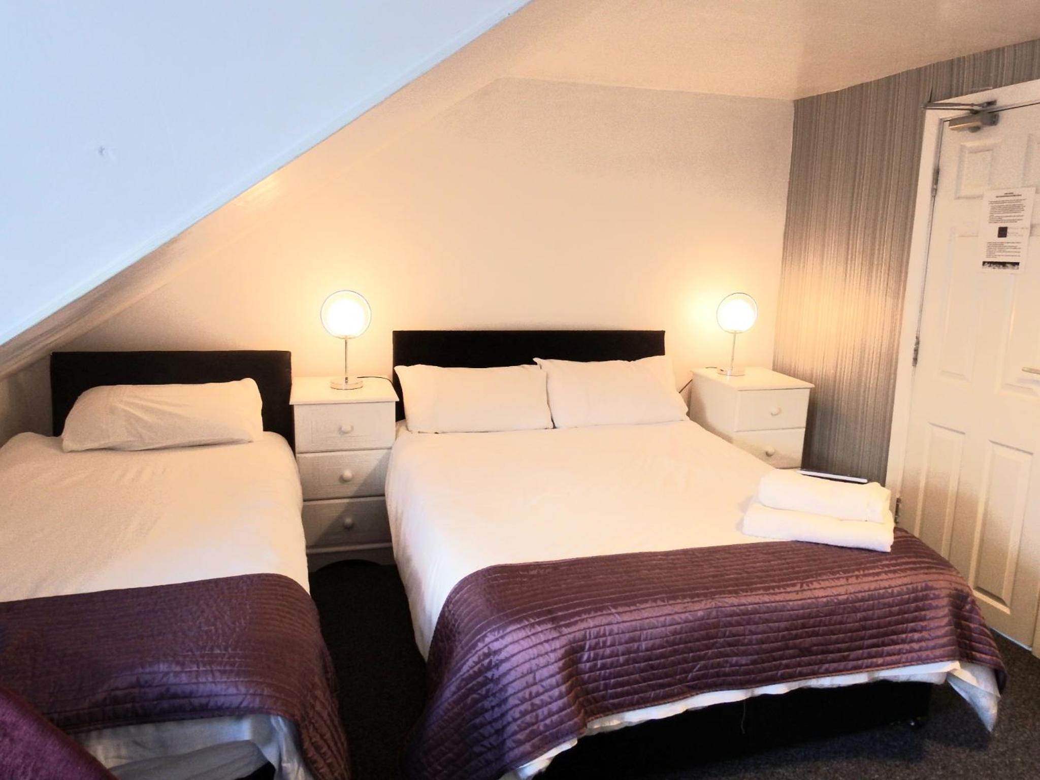 Double or Twin Room with Private Bathroom photo 2