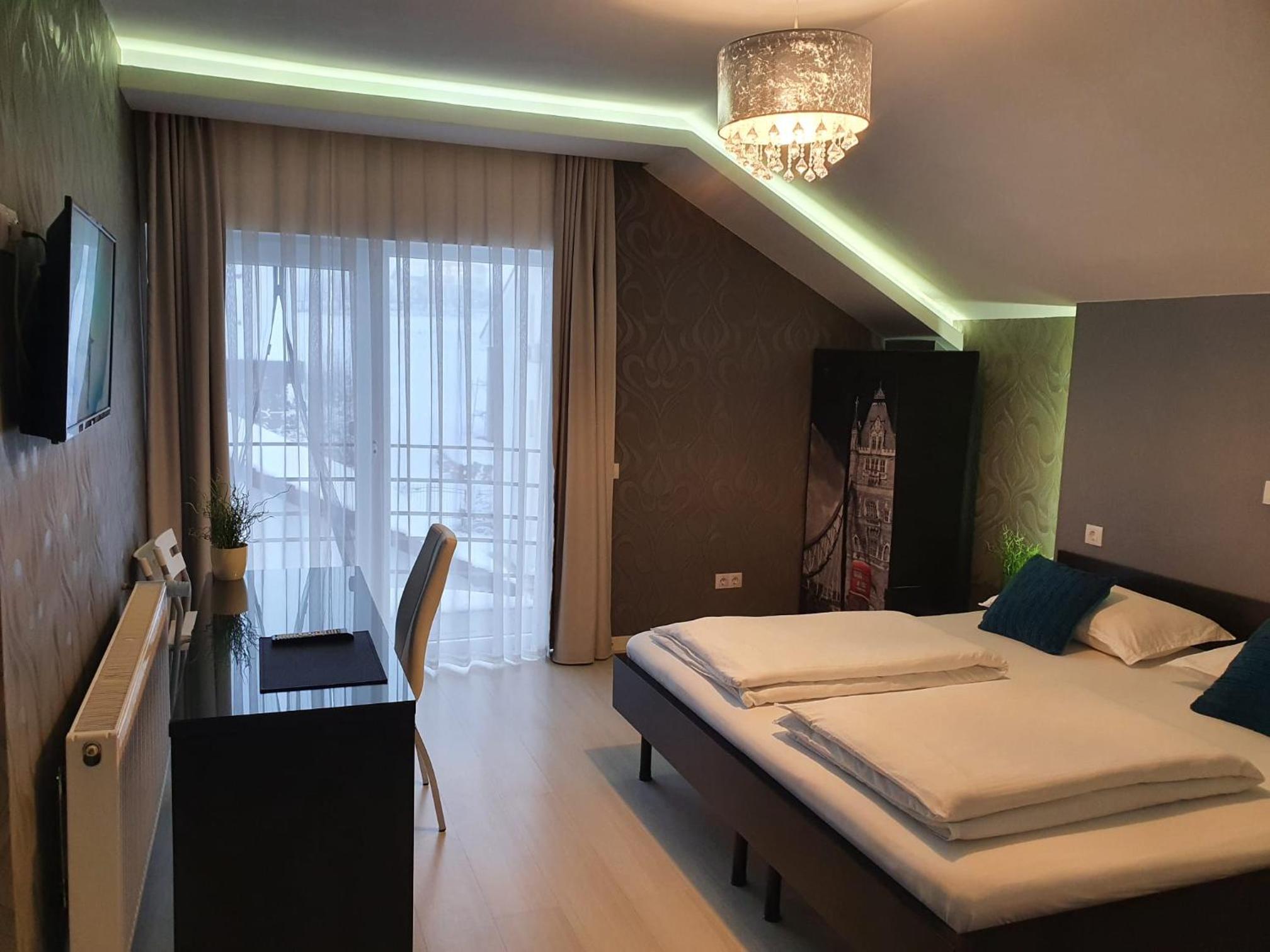 Double Room with Balcony - Photo 5