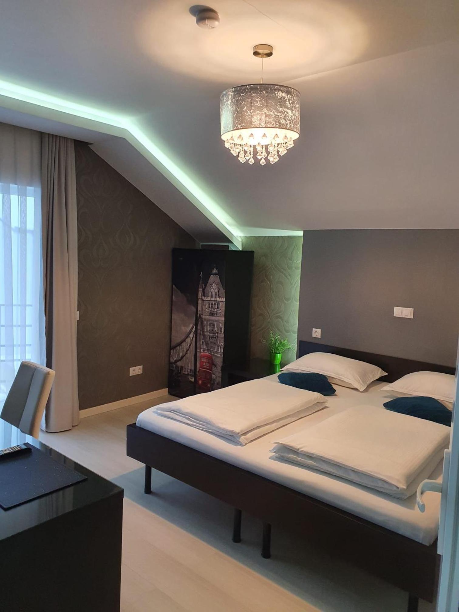 Double Room with Balcony - Photo 4
