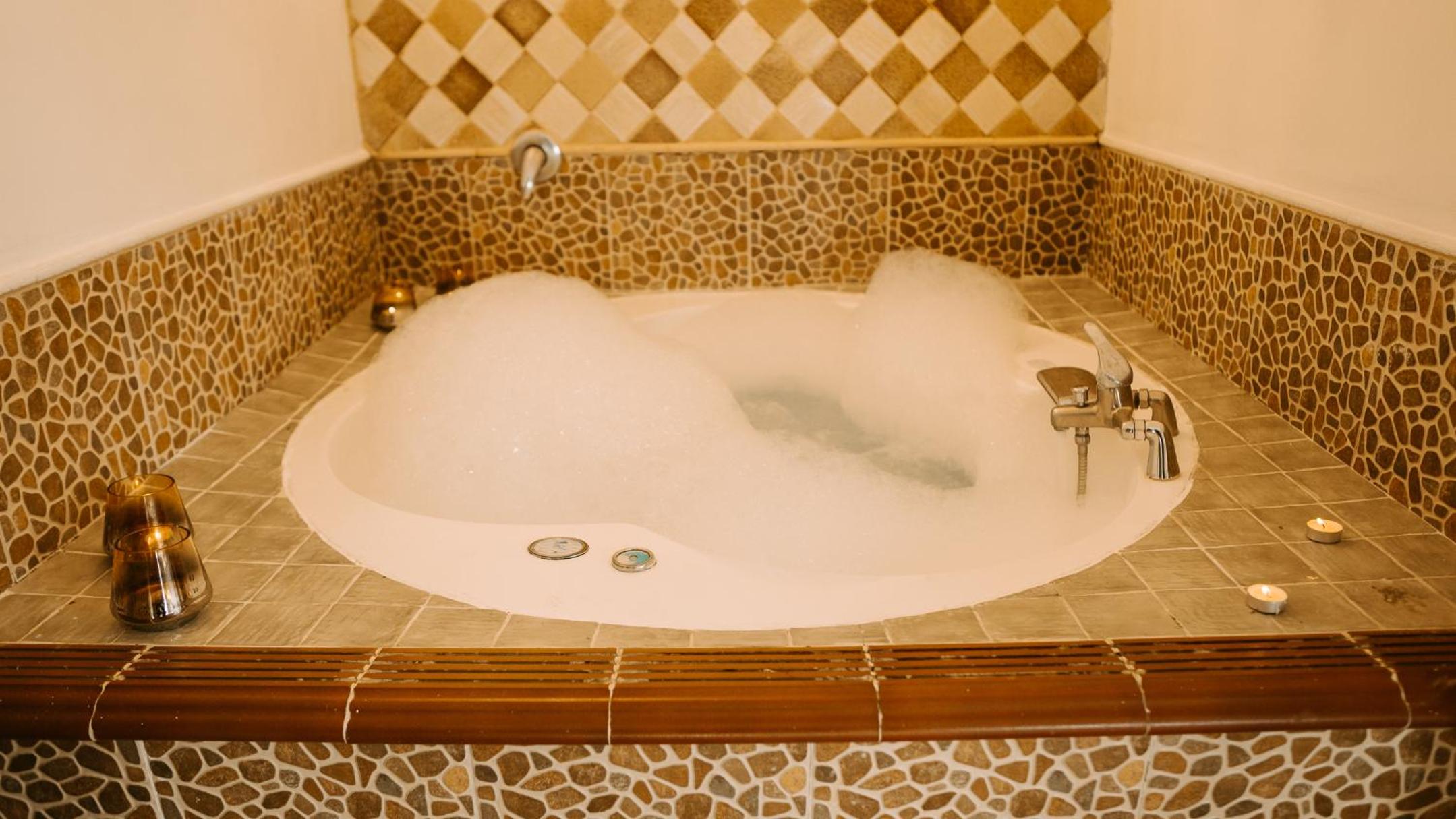 Deluxe Suite with Spa Bath photo 3