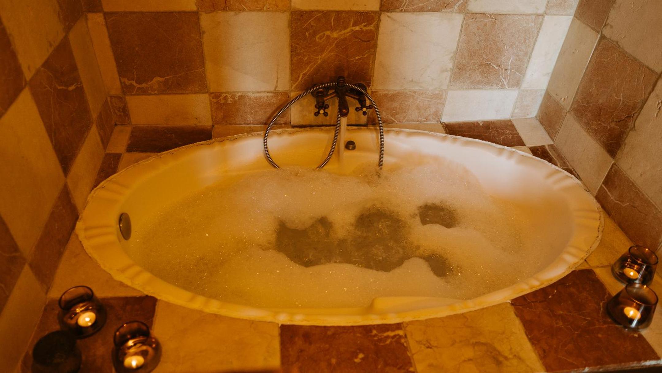 Double Room with Spa Bath photo 3