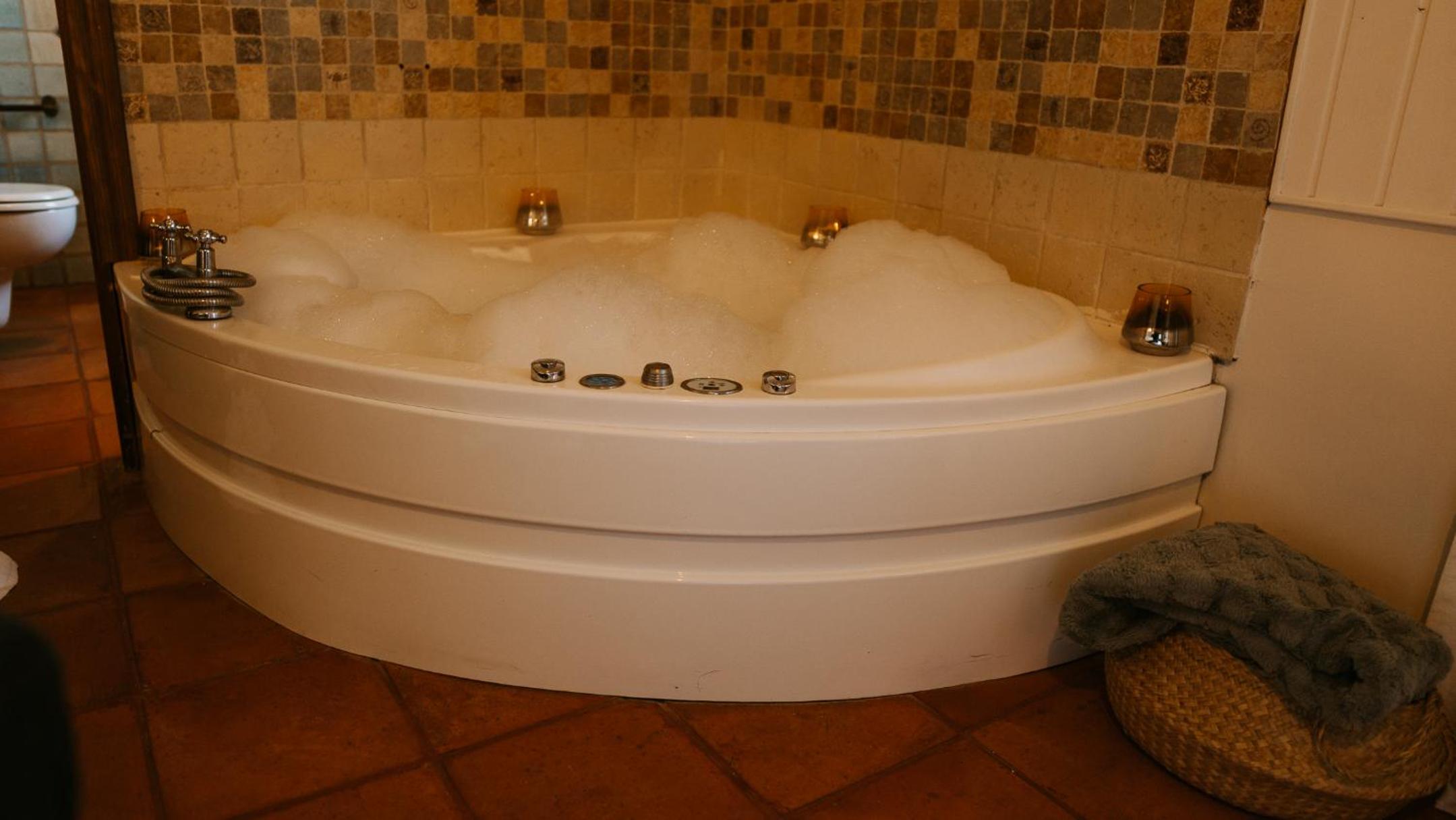 Double Room with Spa Bath photo 3