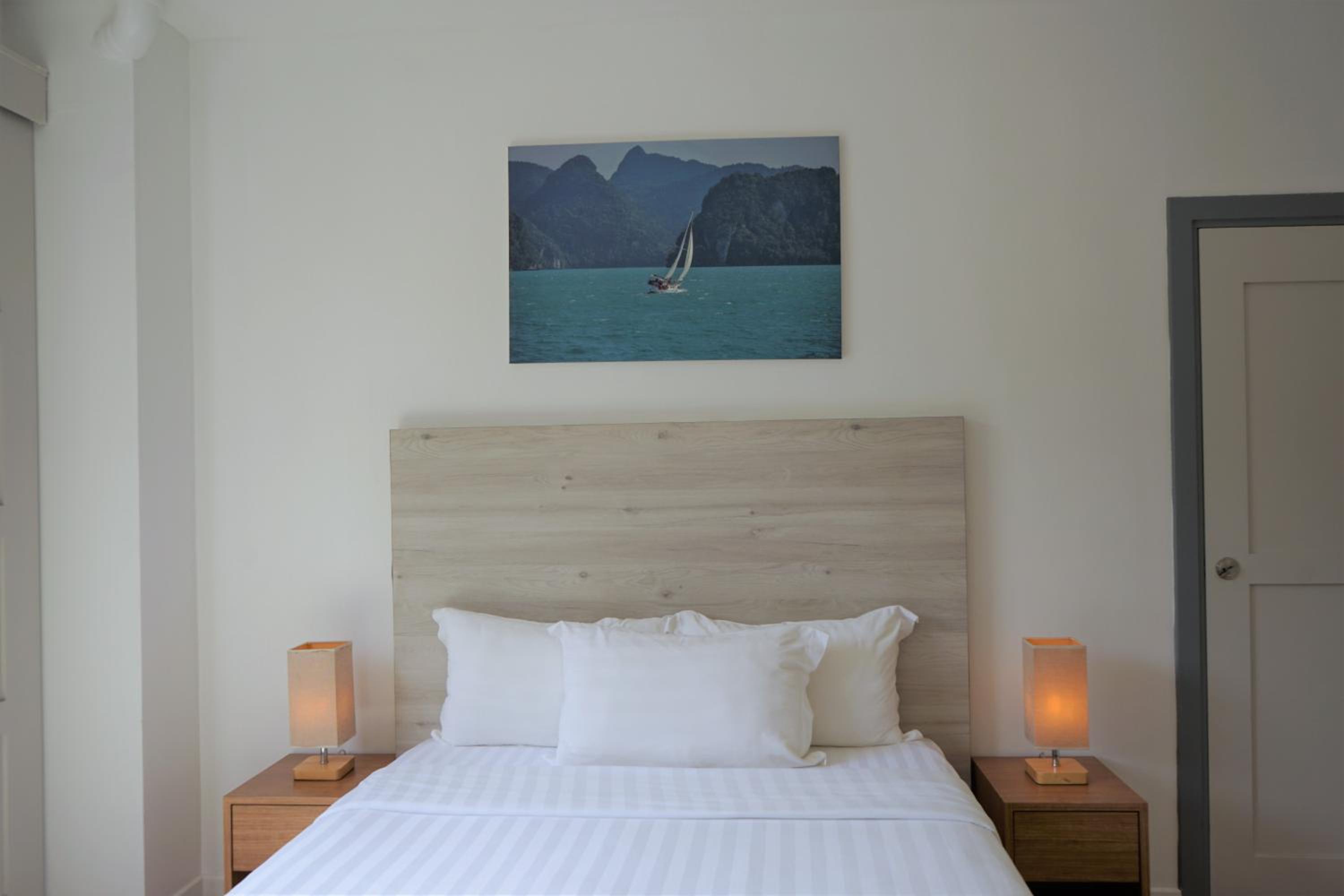 Deluxe King Room with Hill View - Non-Smoking photo 3