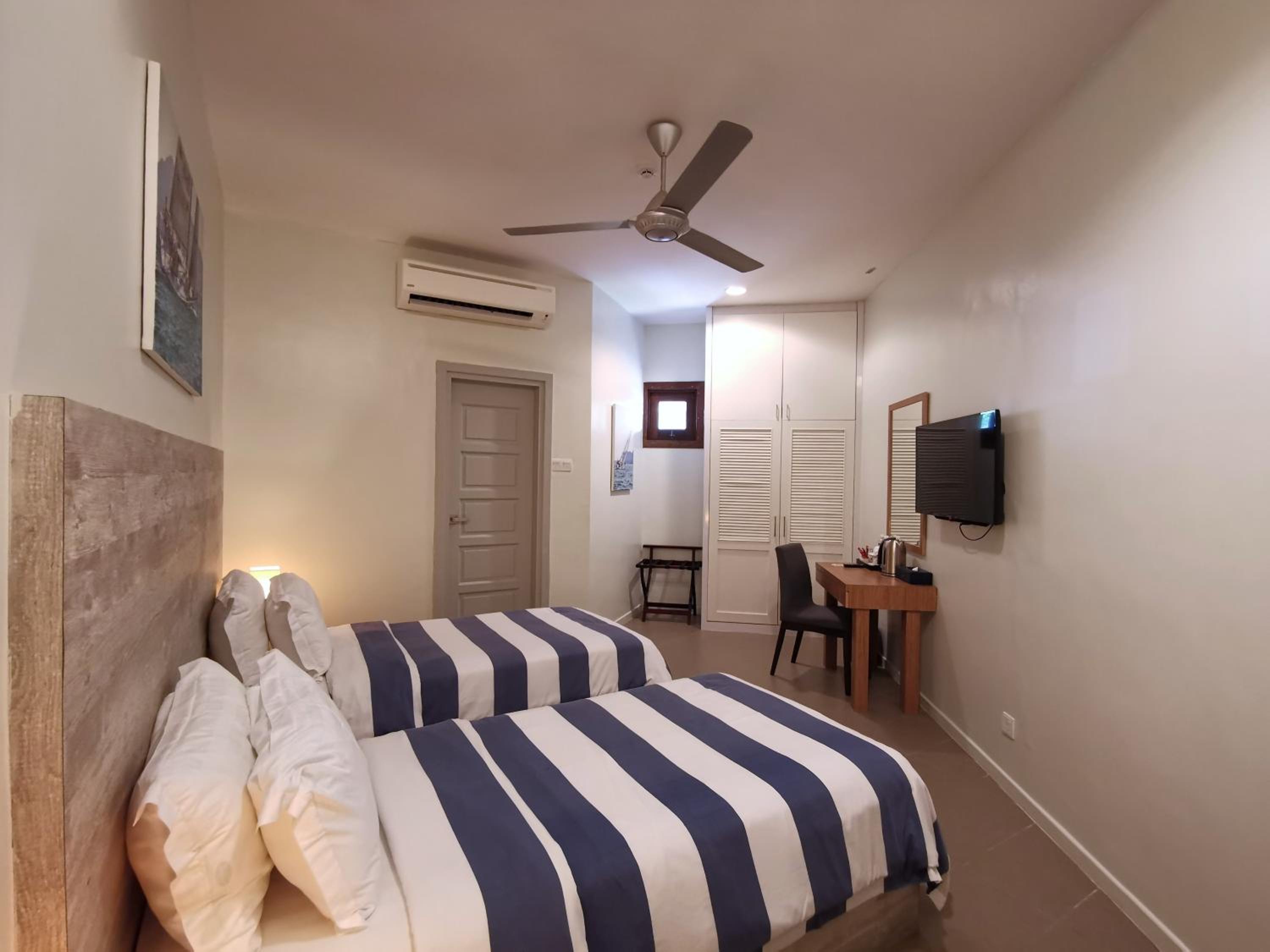 Queen Room without Window - Non-Smoking photo 2
