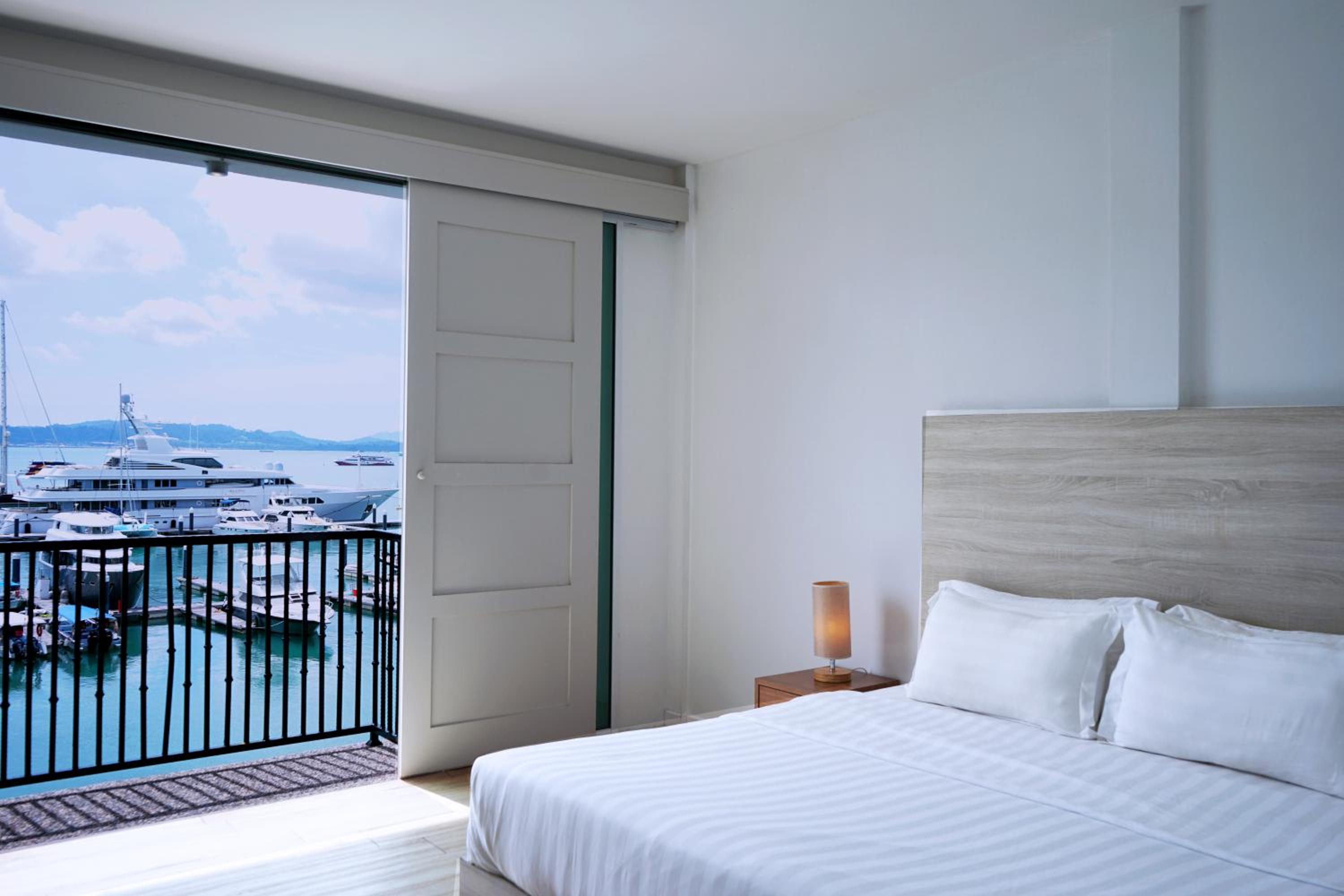 Deluxe Twin Room with Sea View - Non-Smoking photo 2