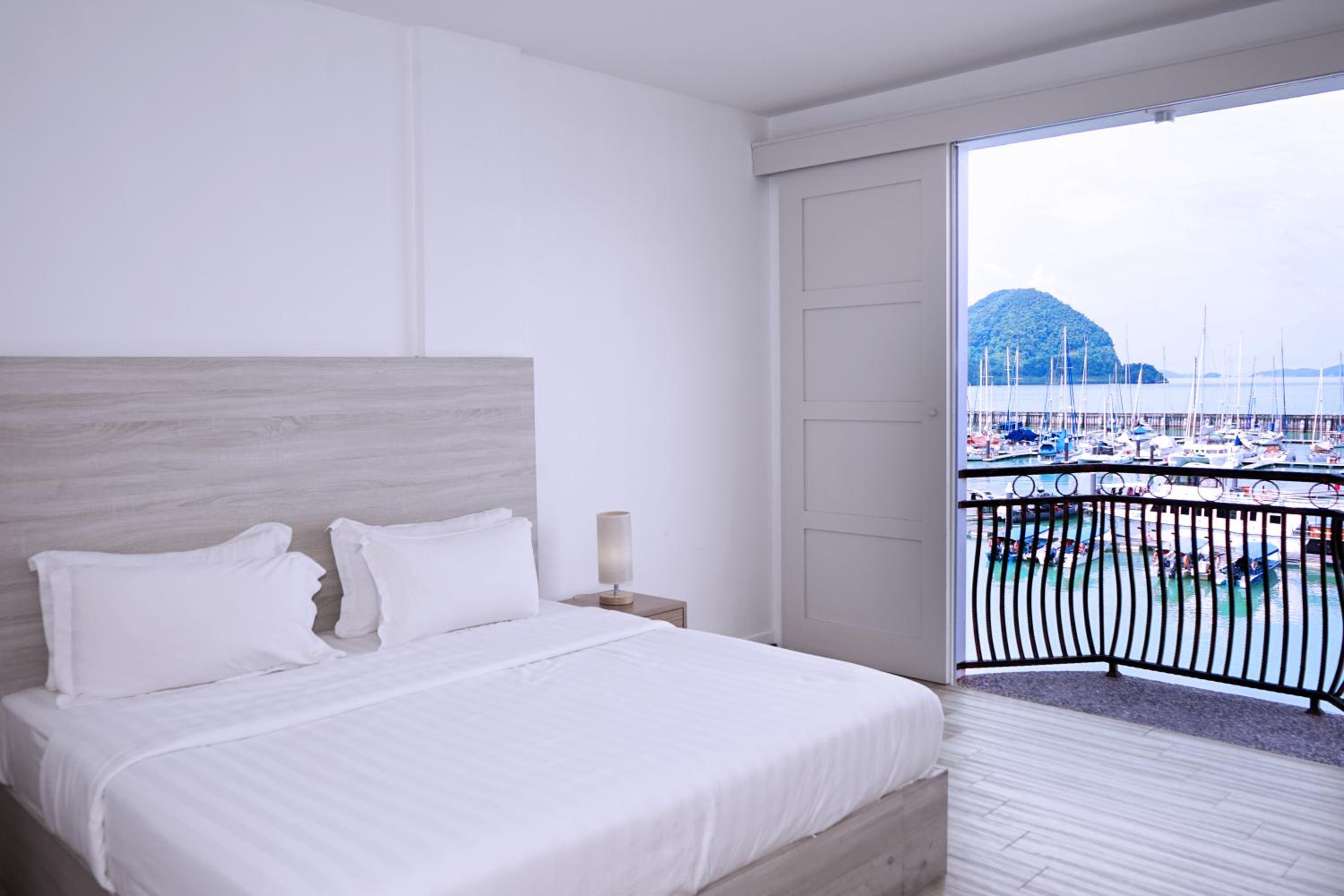 Deluxe Twin Room with Sea View - Non-Smoking photo 3