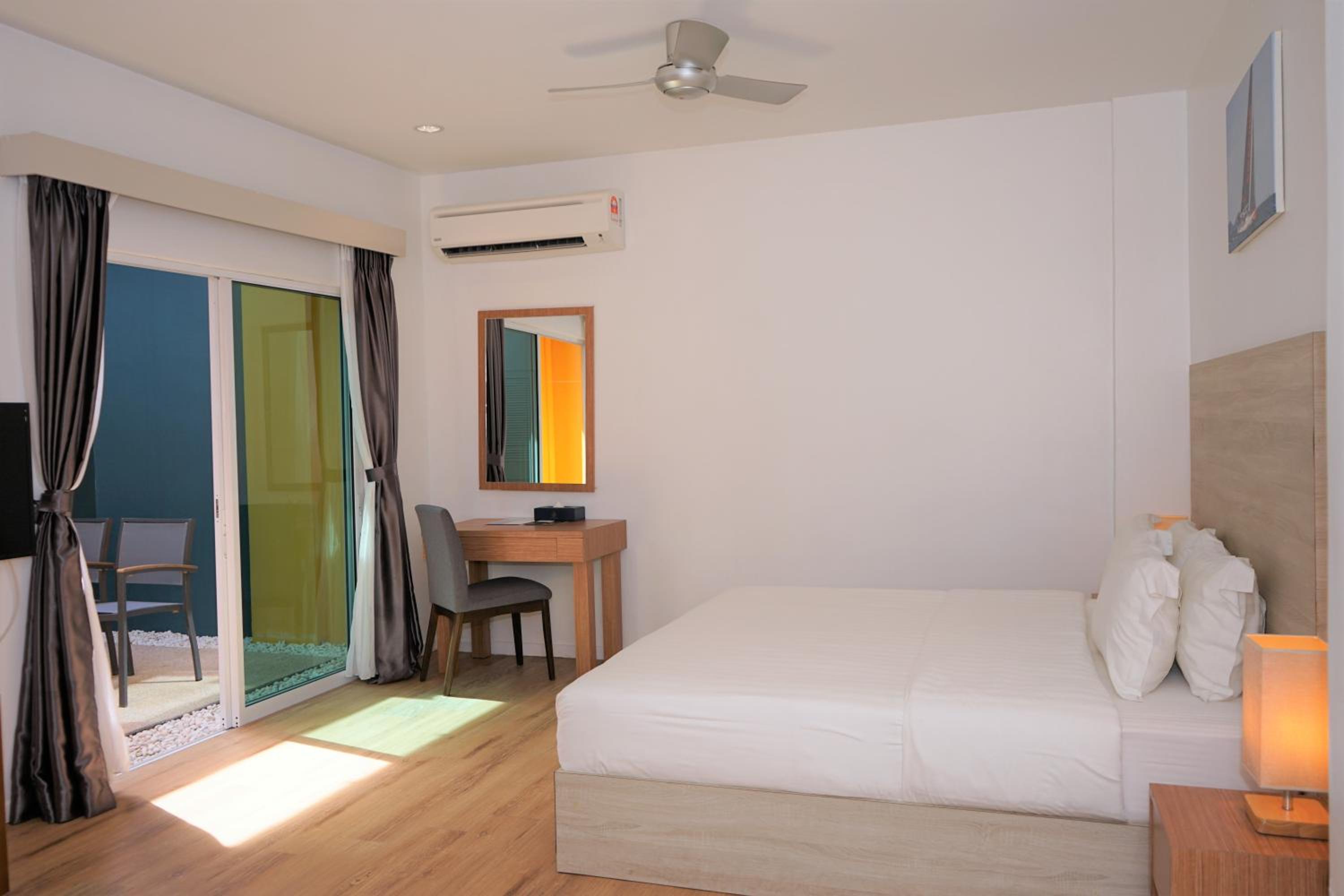 1 Queen Bed, Skylight Room, Non-Smoking photo 2