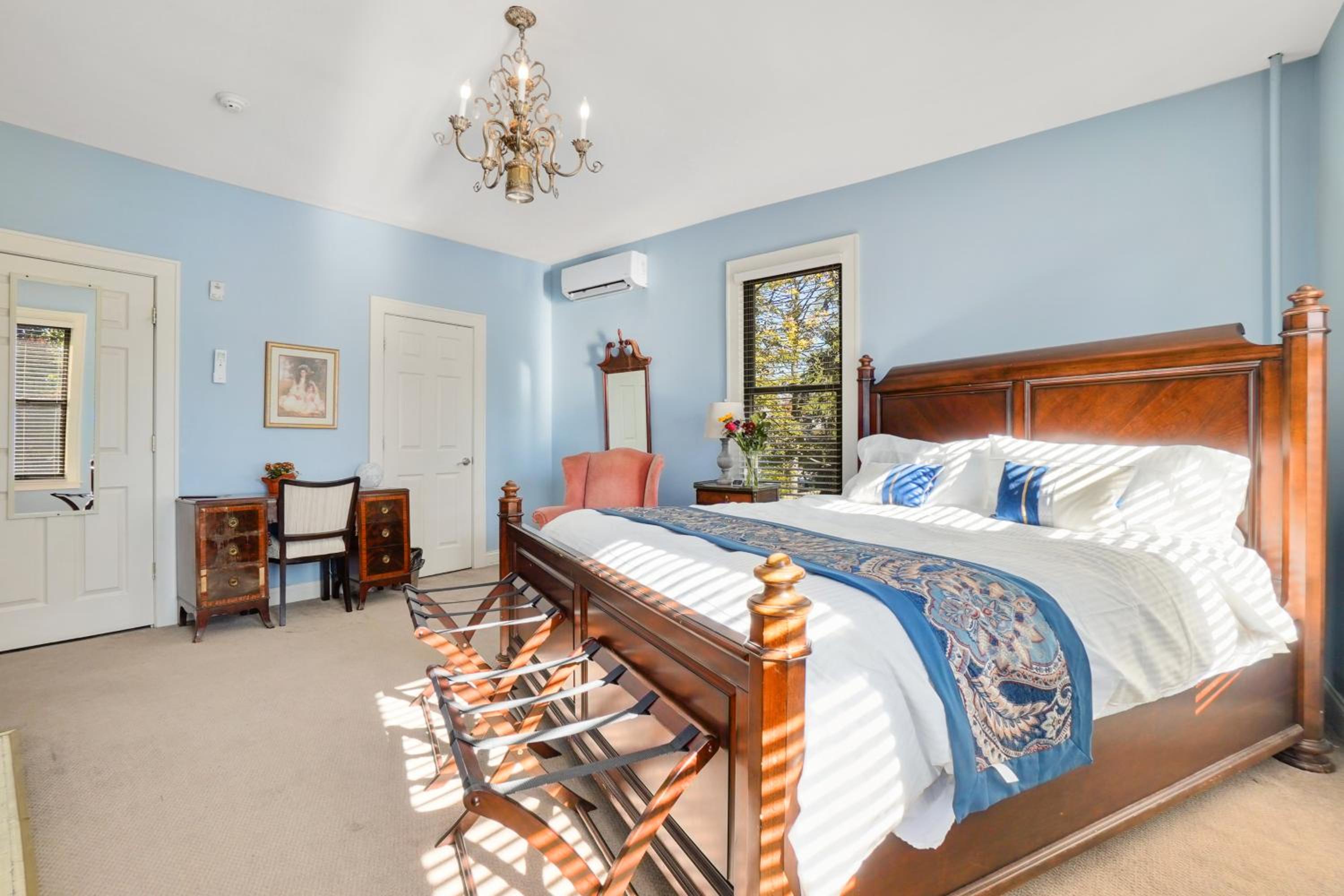 Deluxe King Room with Fireplace - Photo 1