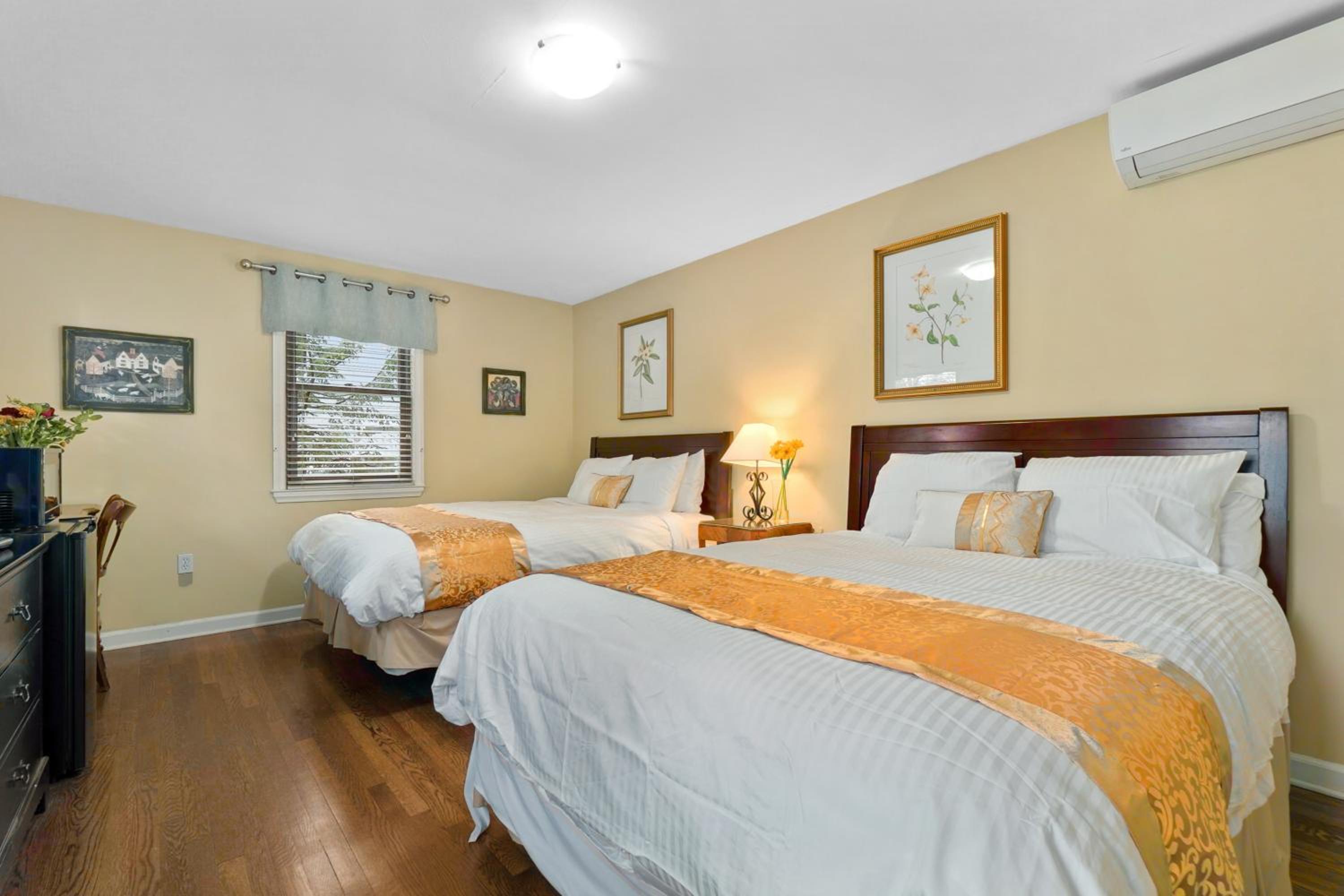 Queen Room with Two Queen Beds photo 1