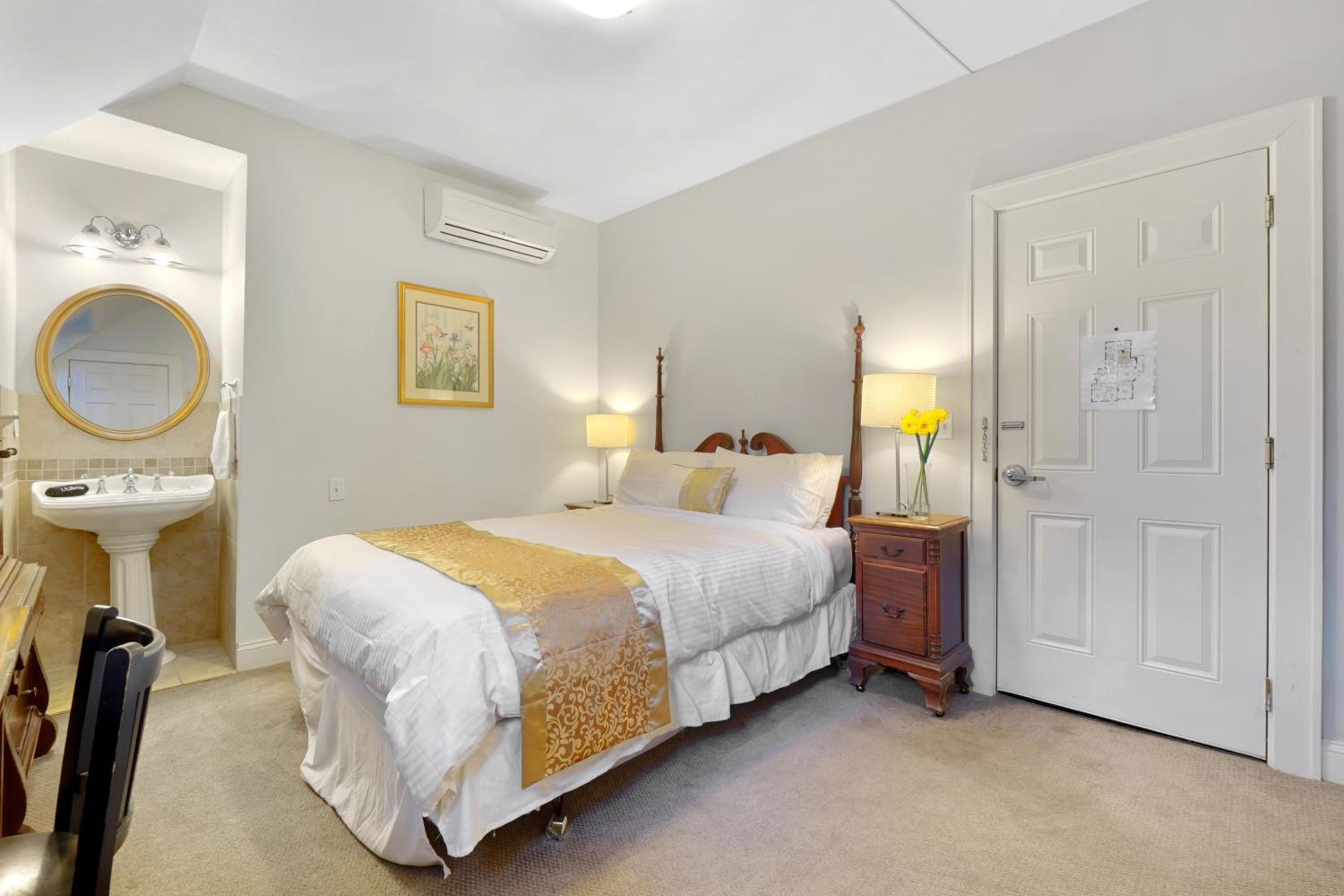 Queen Room - Photo 2
