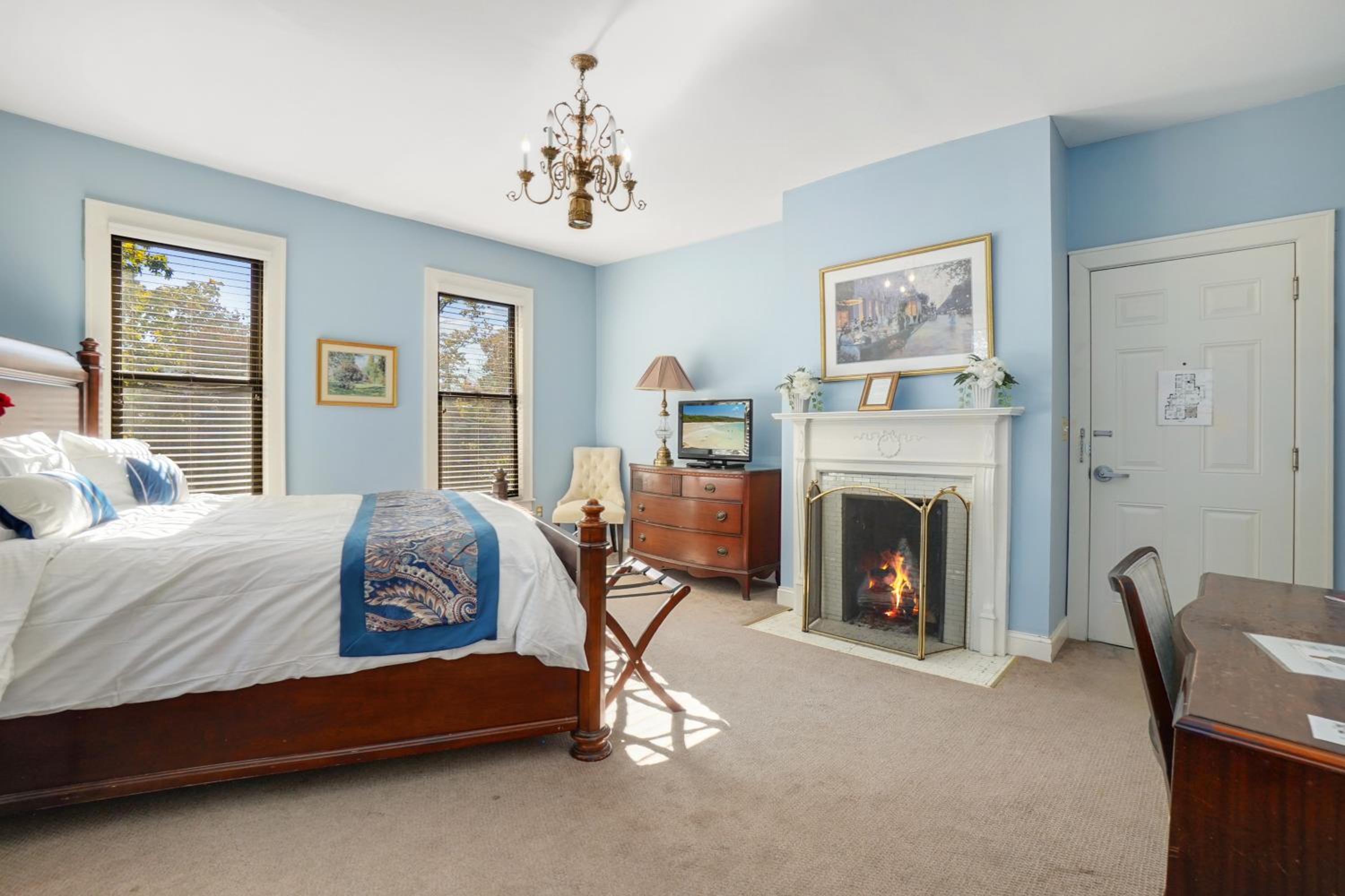 Deluxe King Room with Fireplace - Photo 2