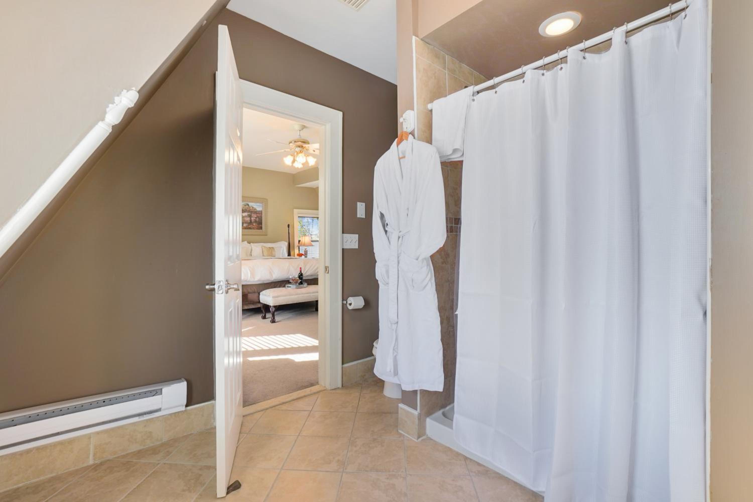 Luxury King Room - Photo 5