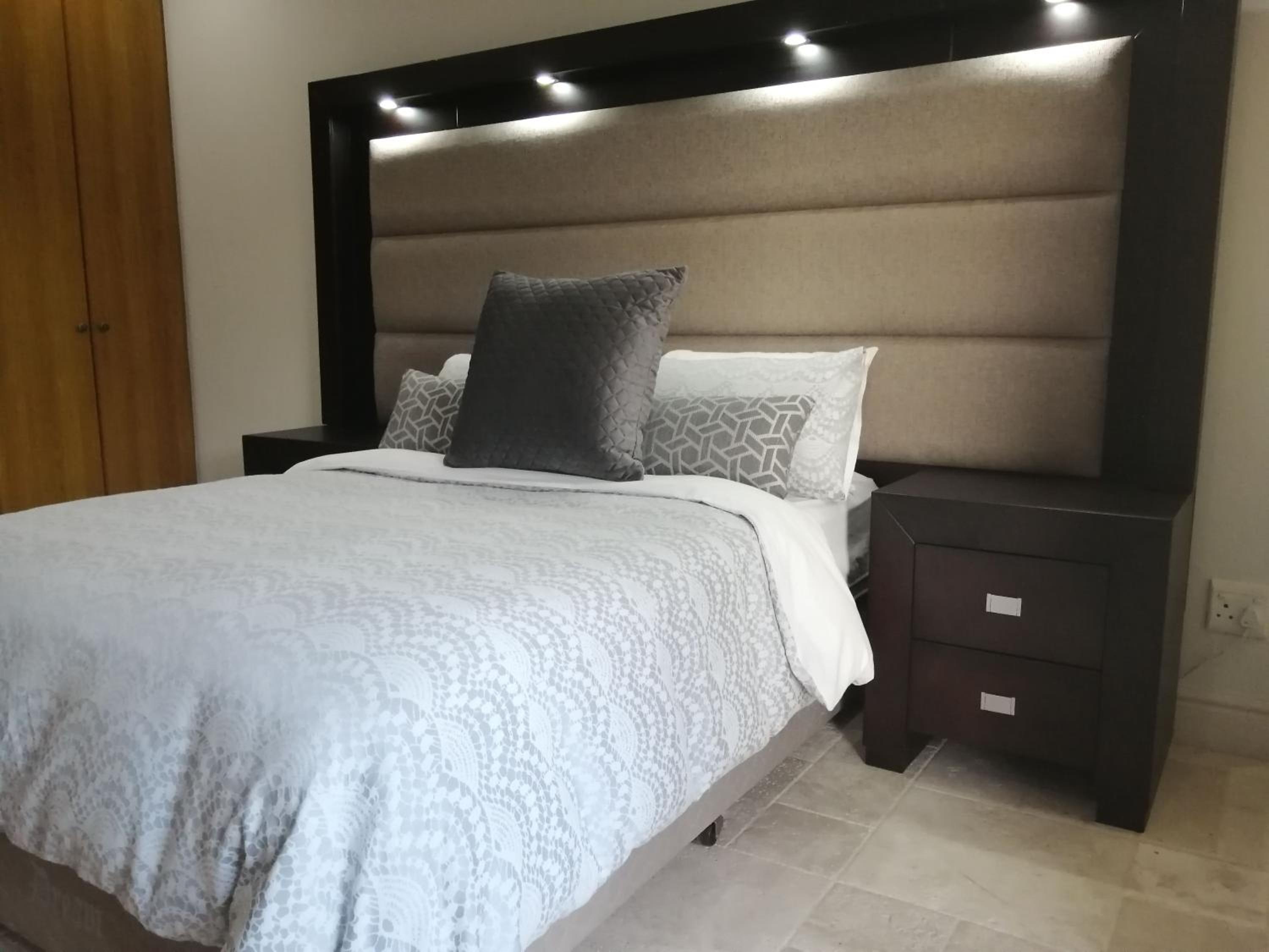 Queen Room with Balcony photo 2