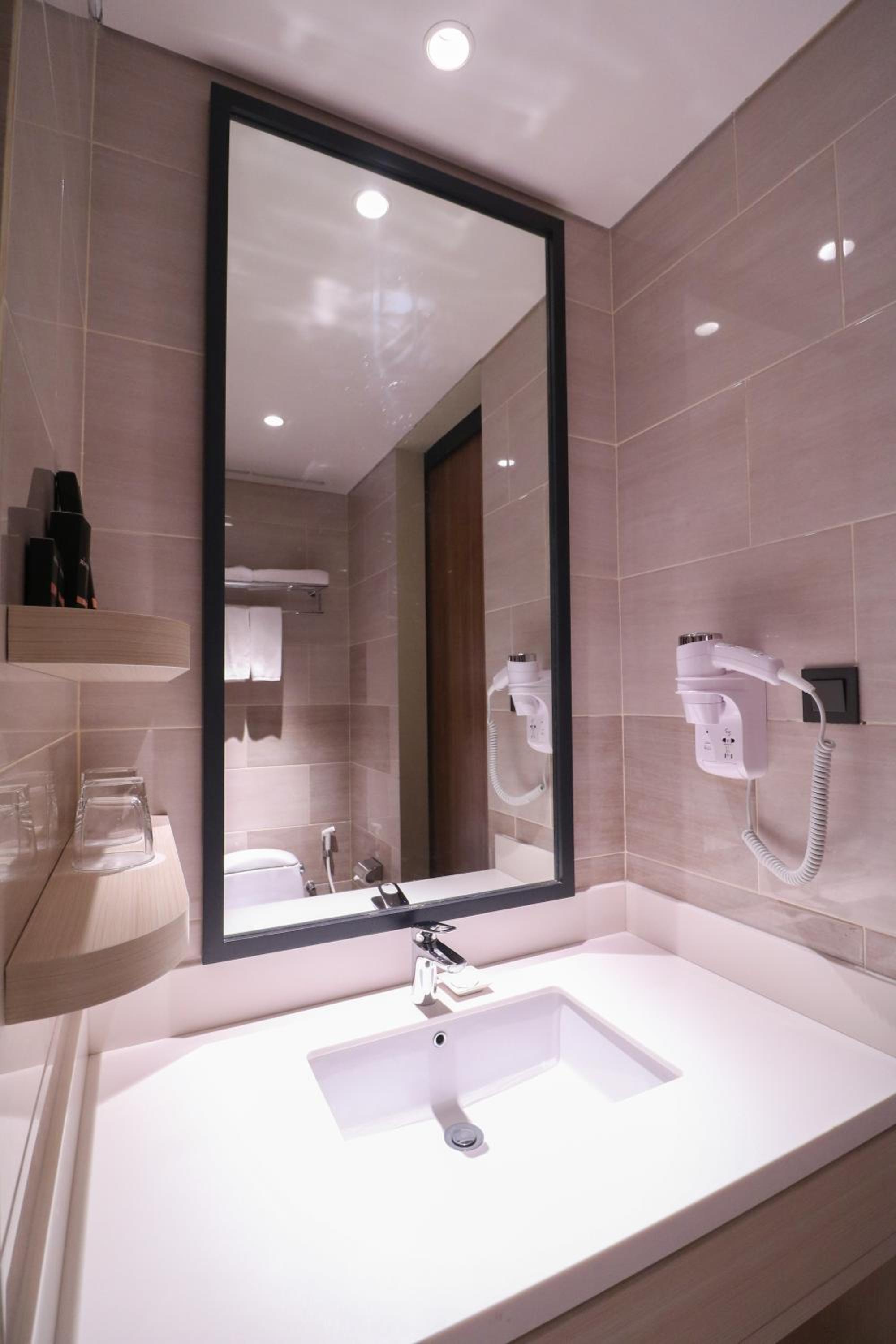 Deluxe King Room - Photo 3