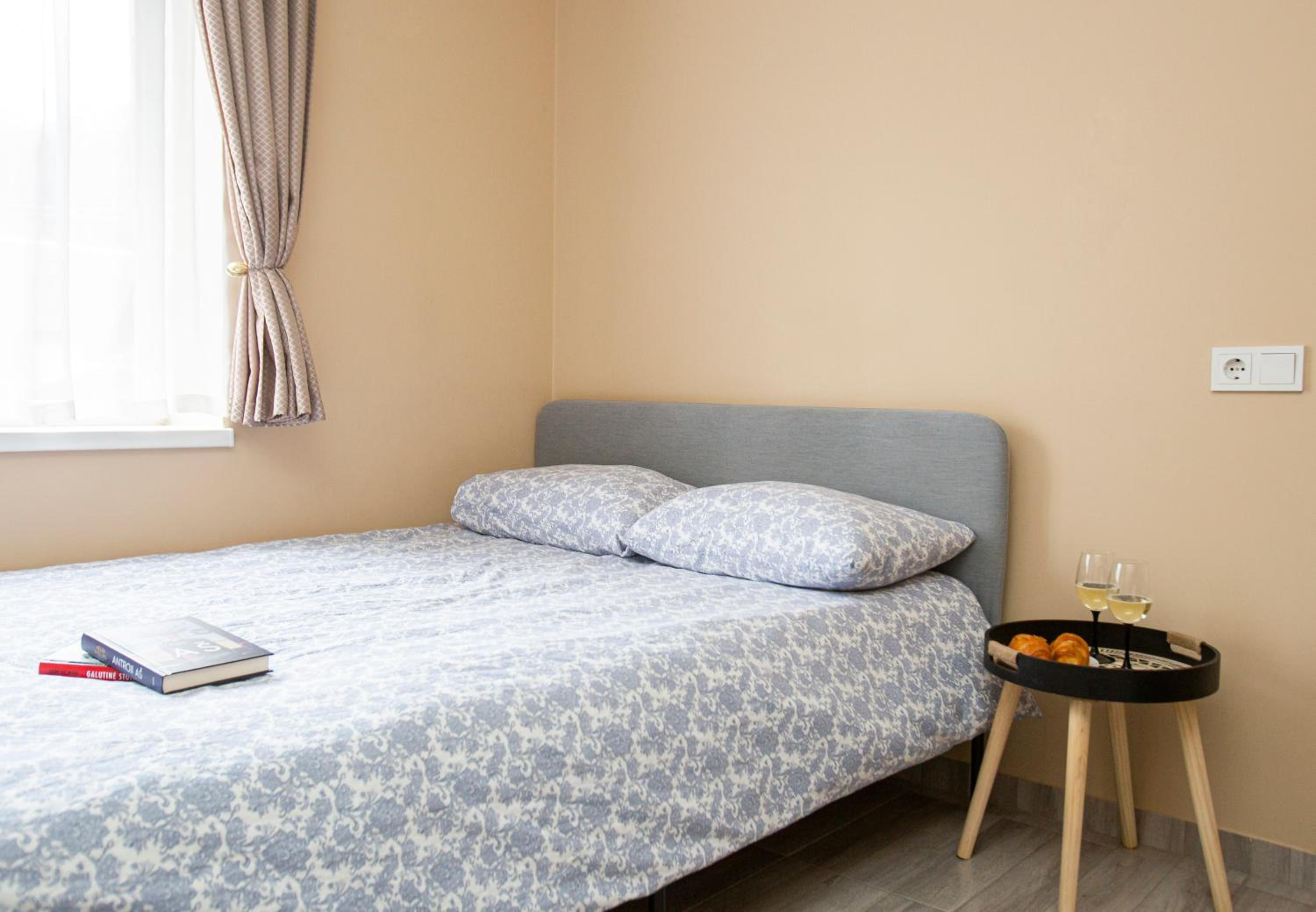 One-Bedroom Apartment - Photo 1