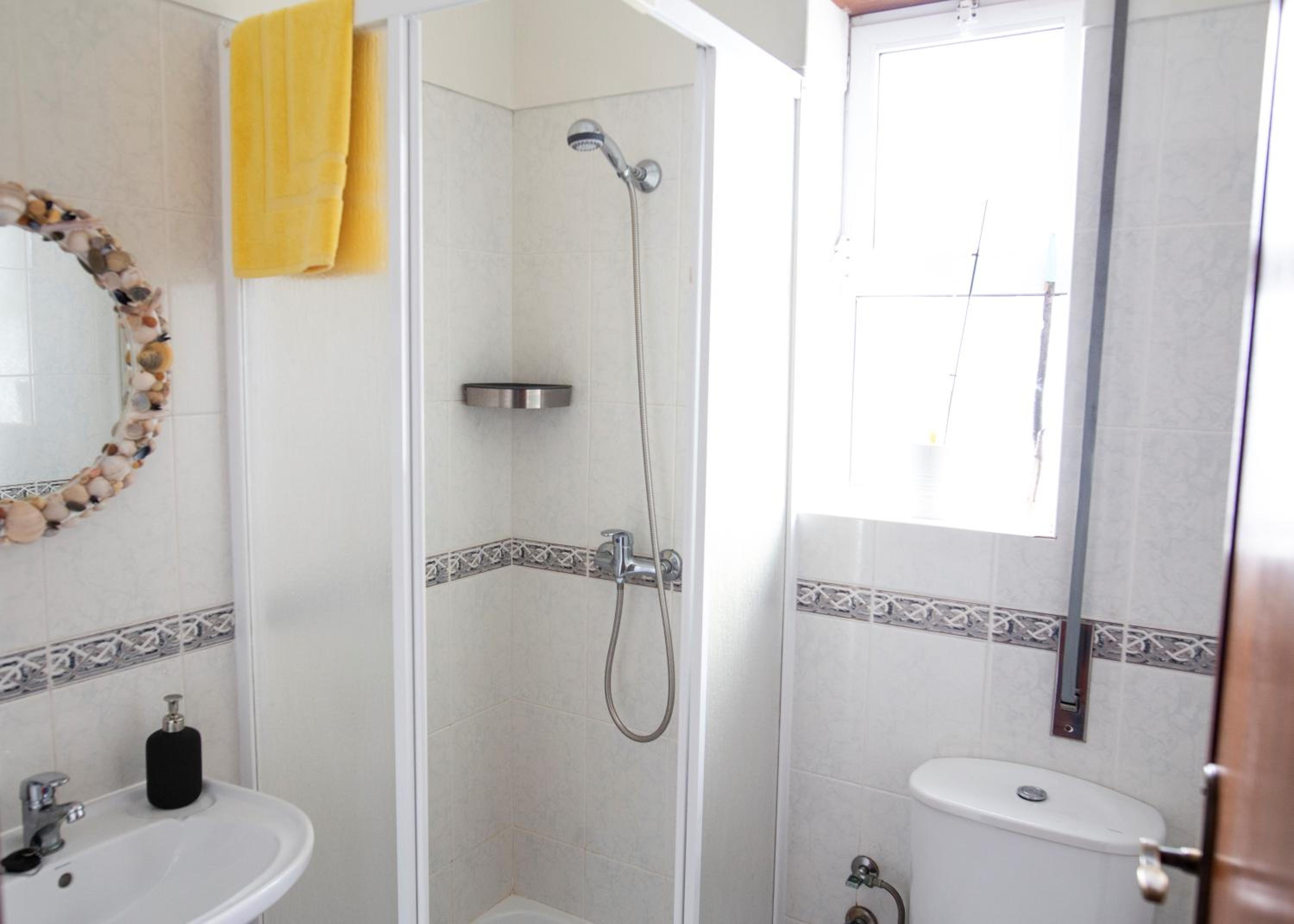 Double Room with Private Bathroom - Photo 3