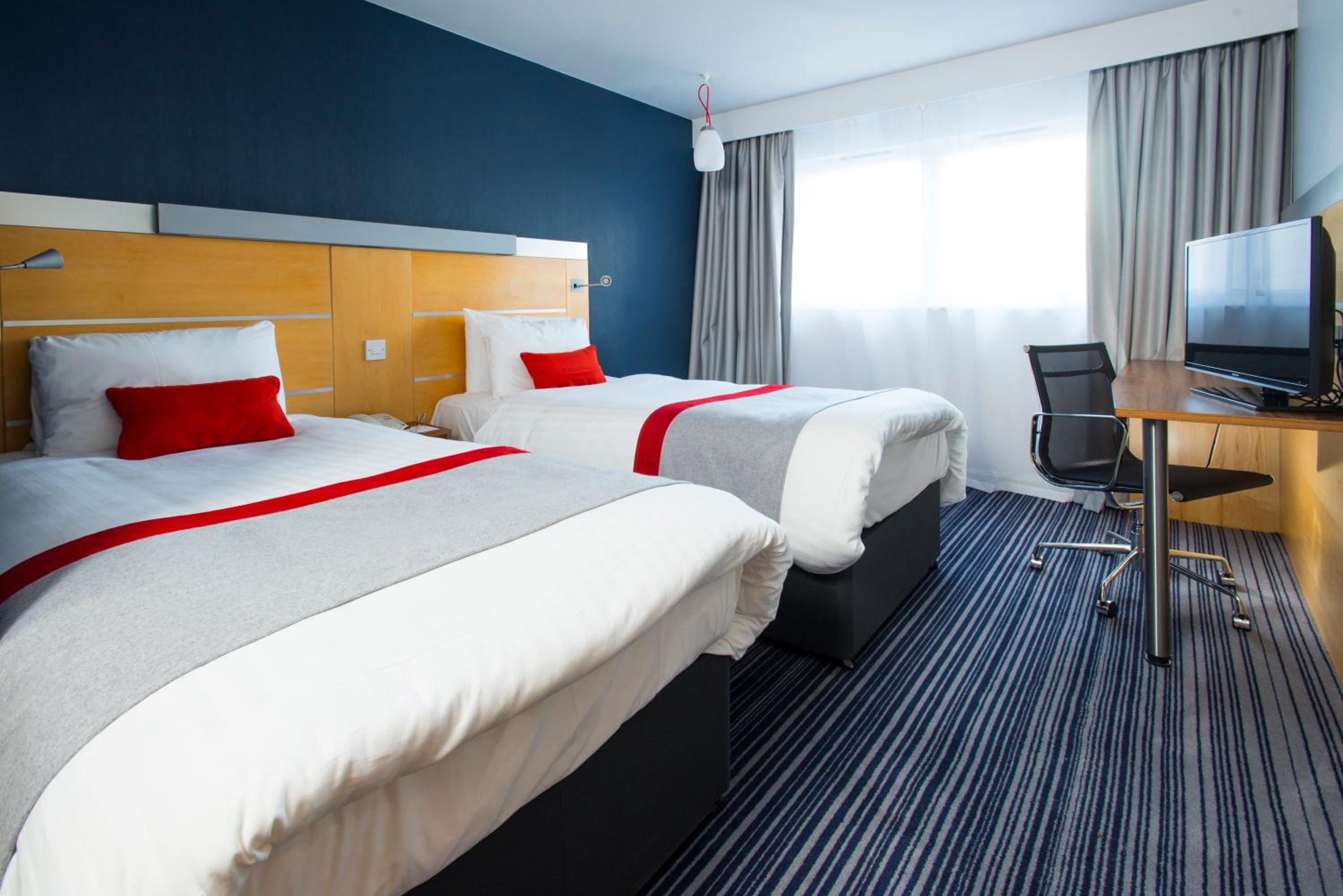 Standard Twin Room with Free Hot Breakfast - Photo 7