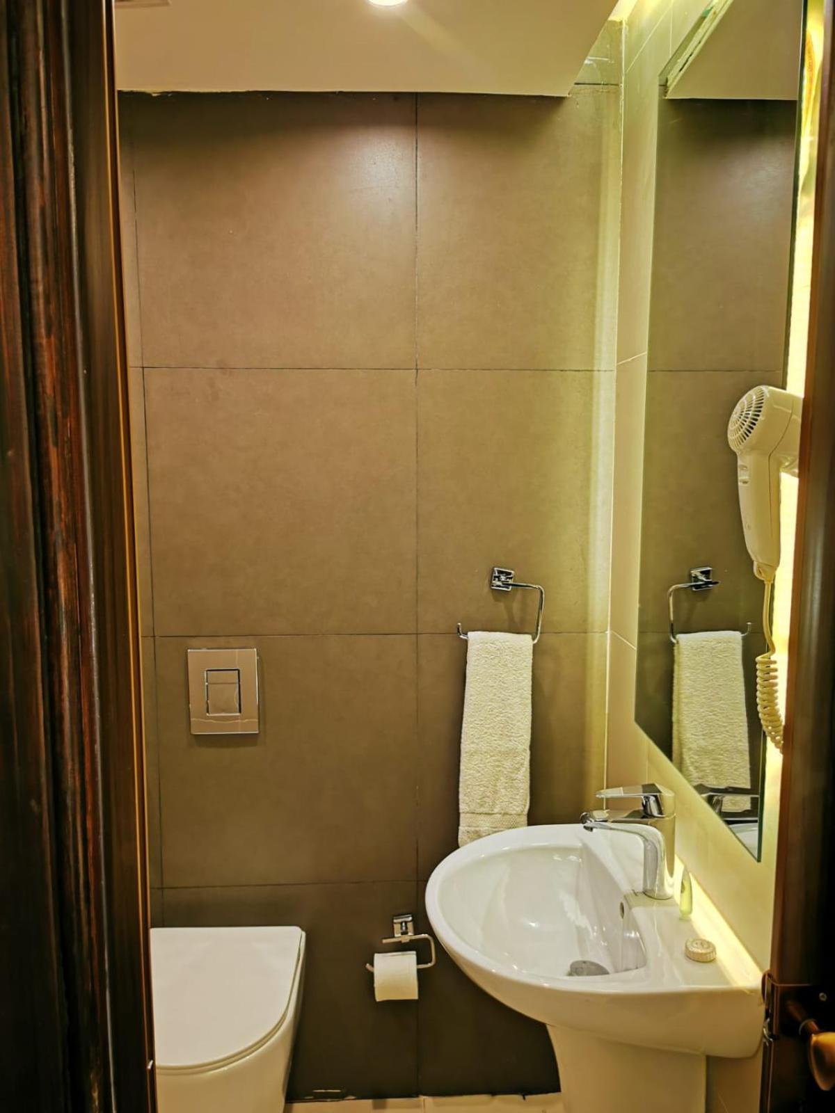 Budget Double Room - Photo 10