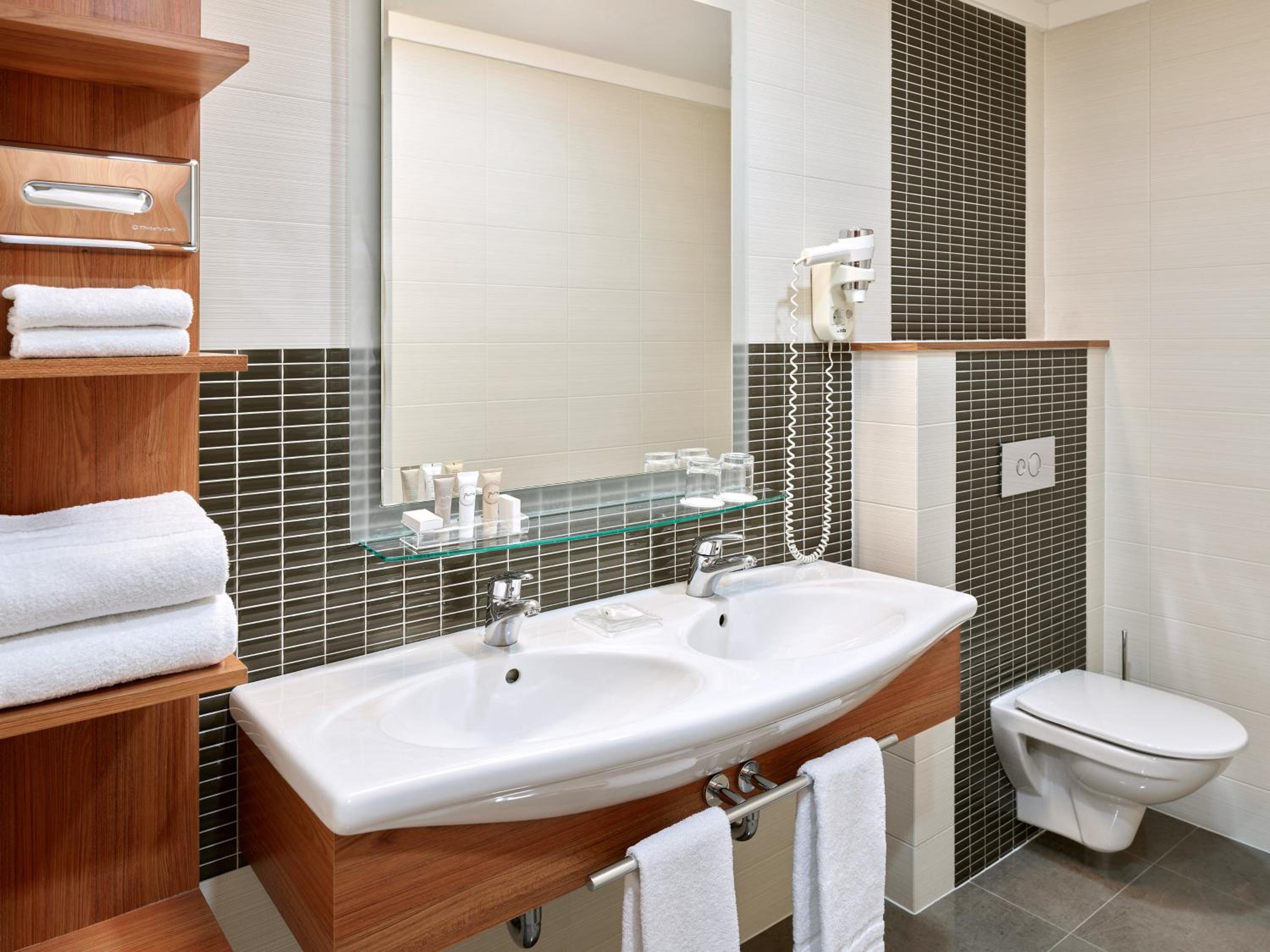 Executive Suite - Photo 2
