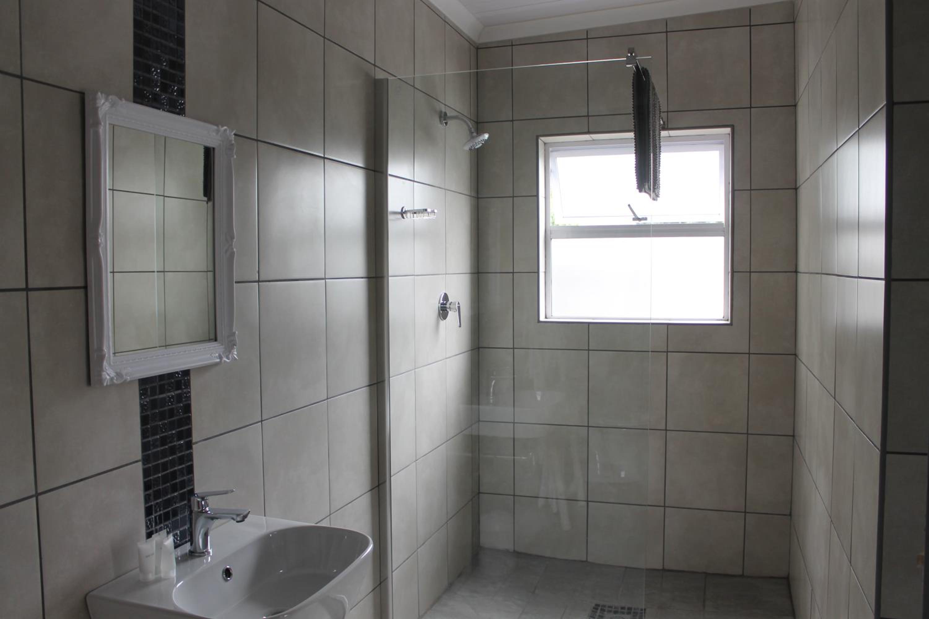 Comfort Queen Room - Photo 4