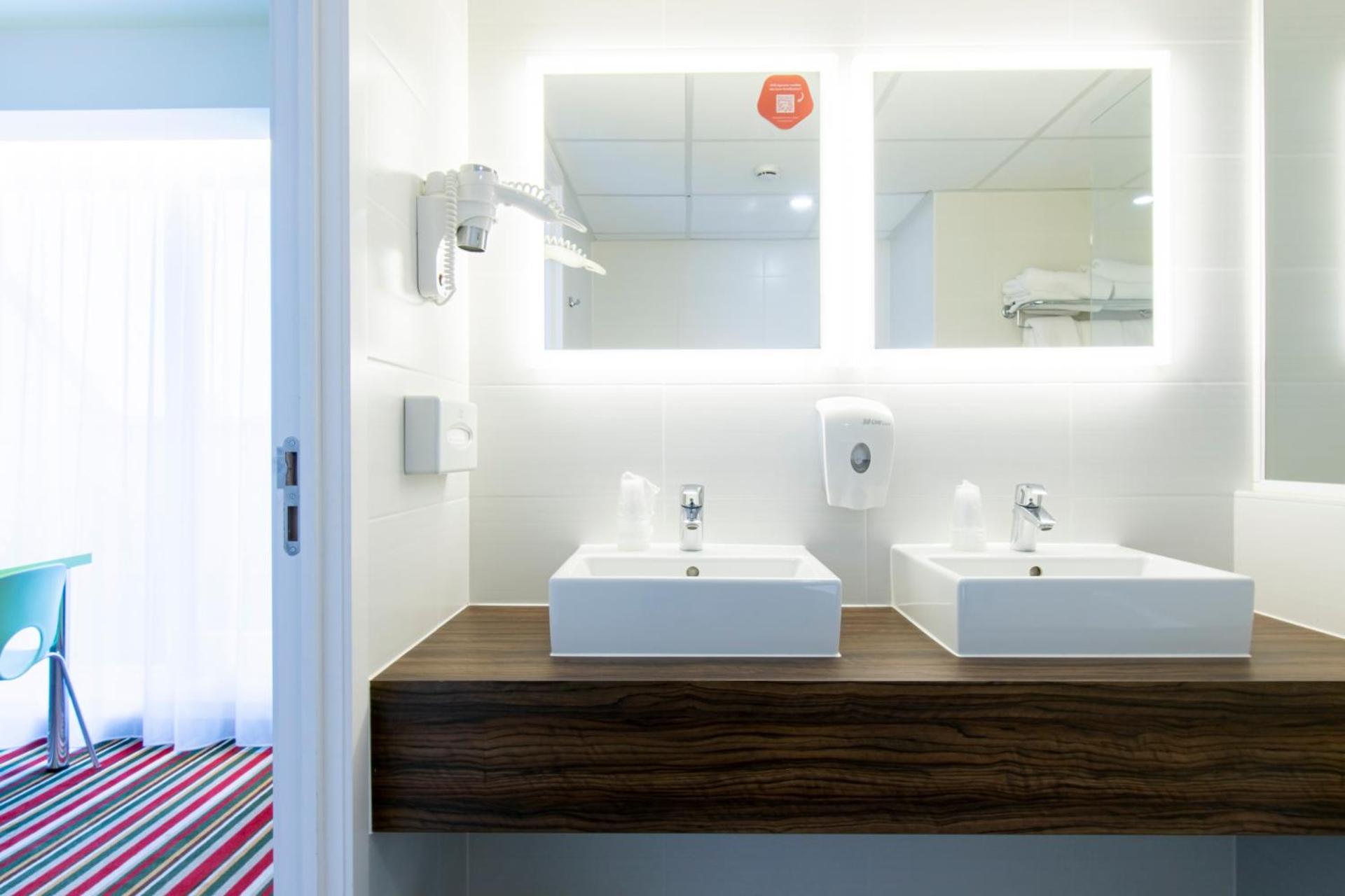 Family Suite with Balcony - Photo 8