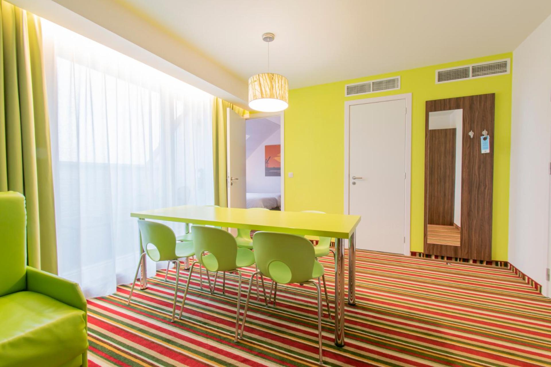 Family Suite with Balcony - Photo 10