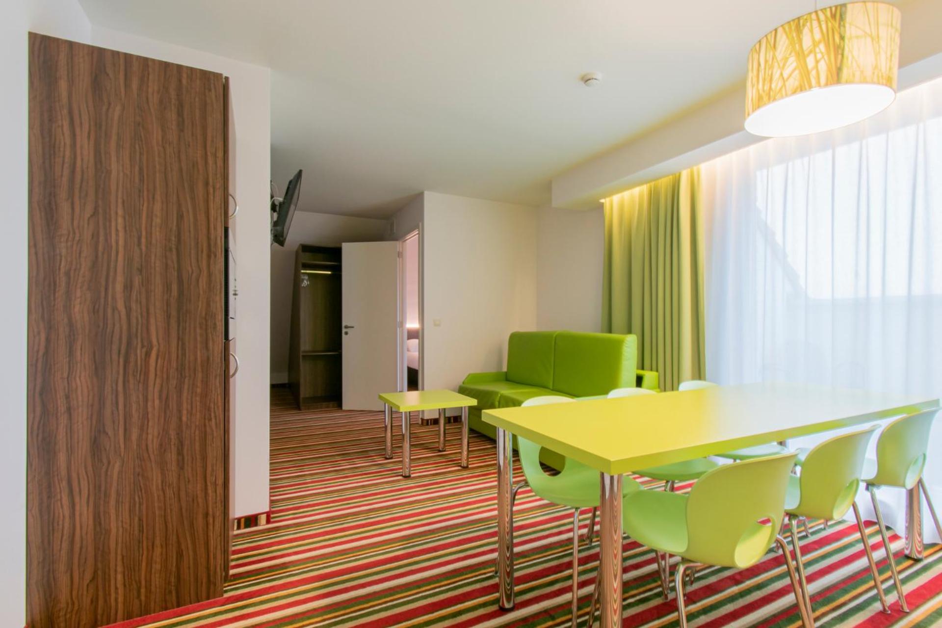 Family Suite with Balcony - Photo 11