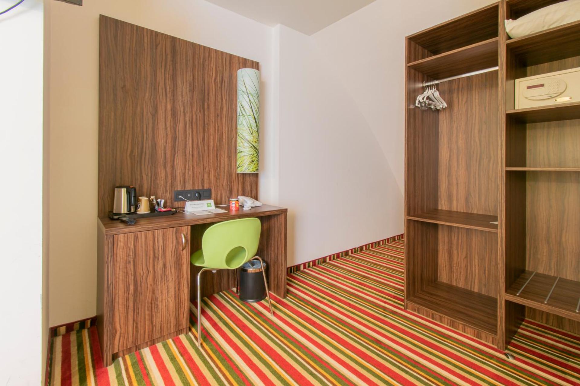 Family Suite with Balcony - Photo 9