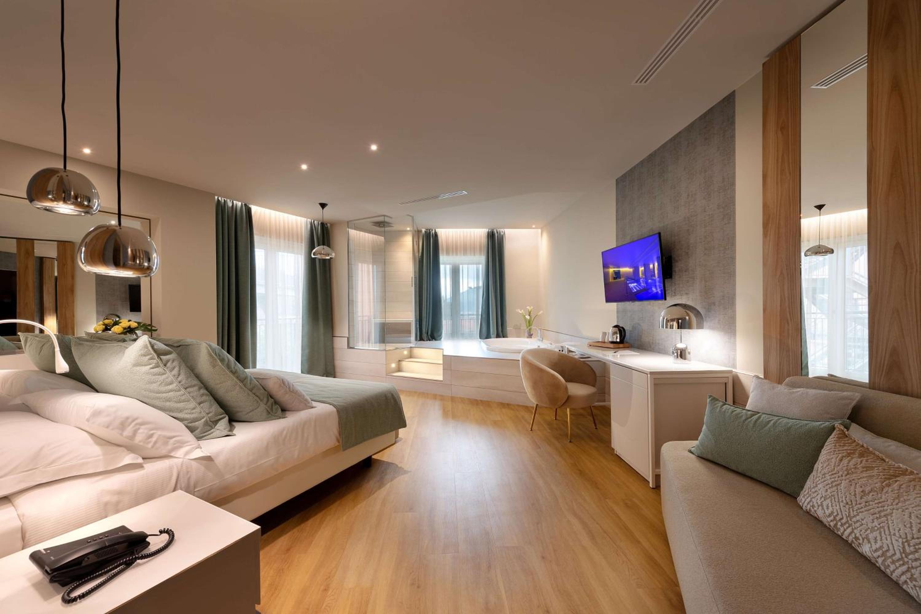 Junior Queen Suite