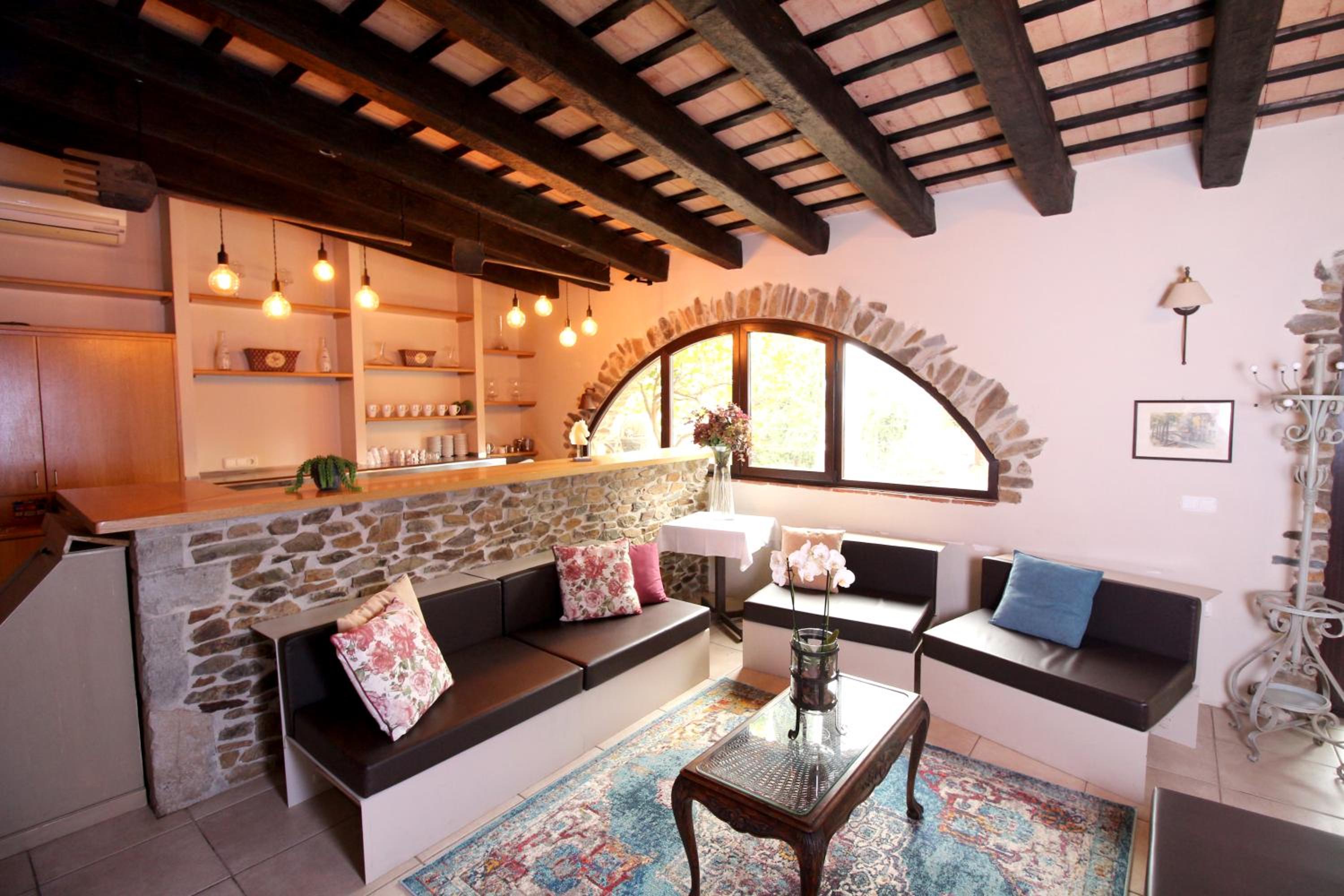 Seven-Bedroom House photo 3