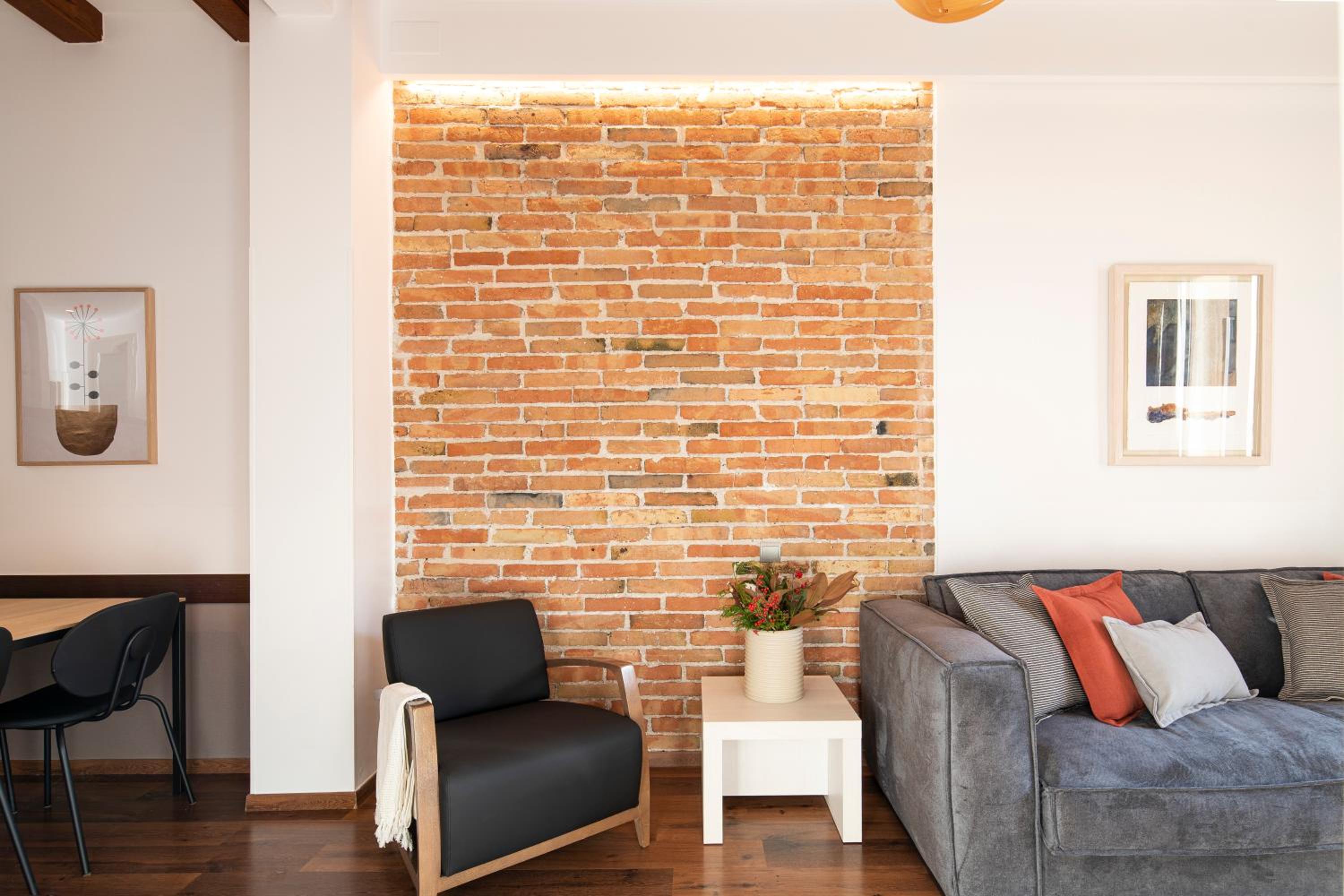 Three-Bedroom Apartment with Balcony photo 3