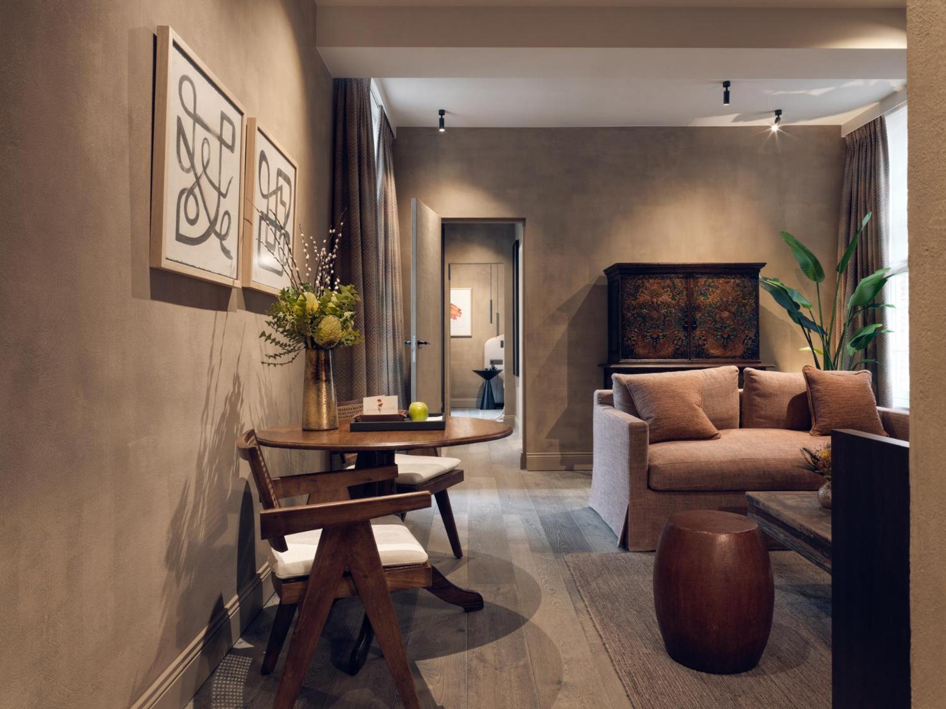 Suite - Photo 1