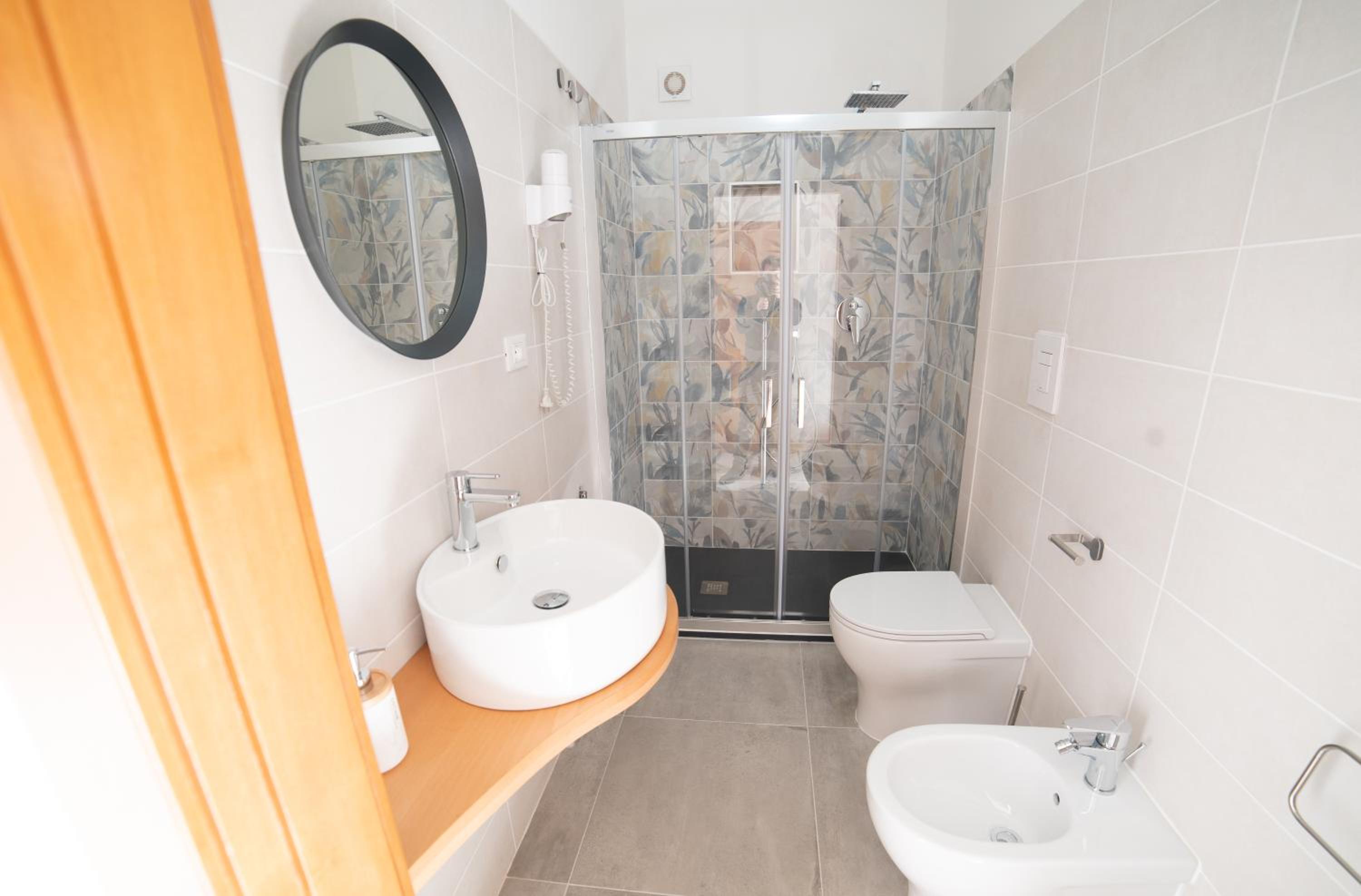 Double Room with Balcony - Photo 11